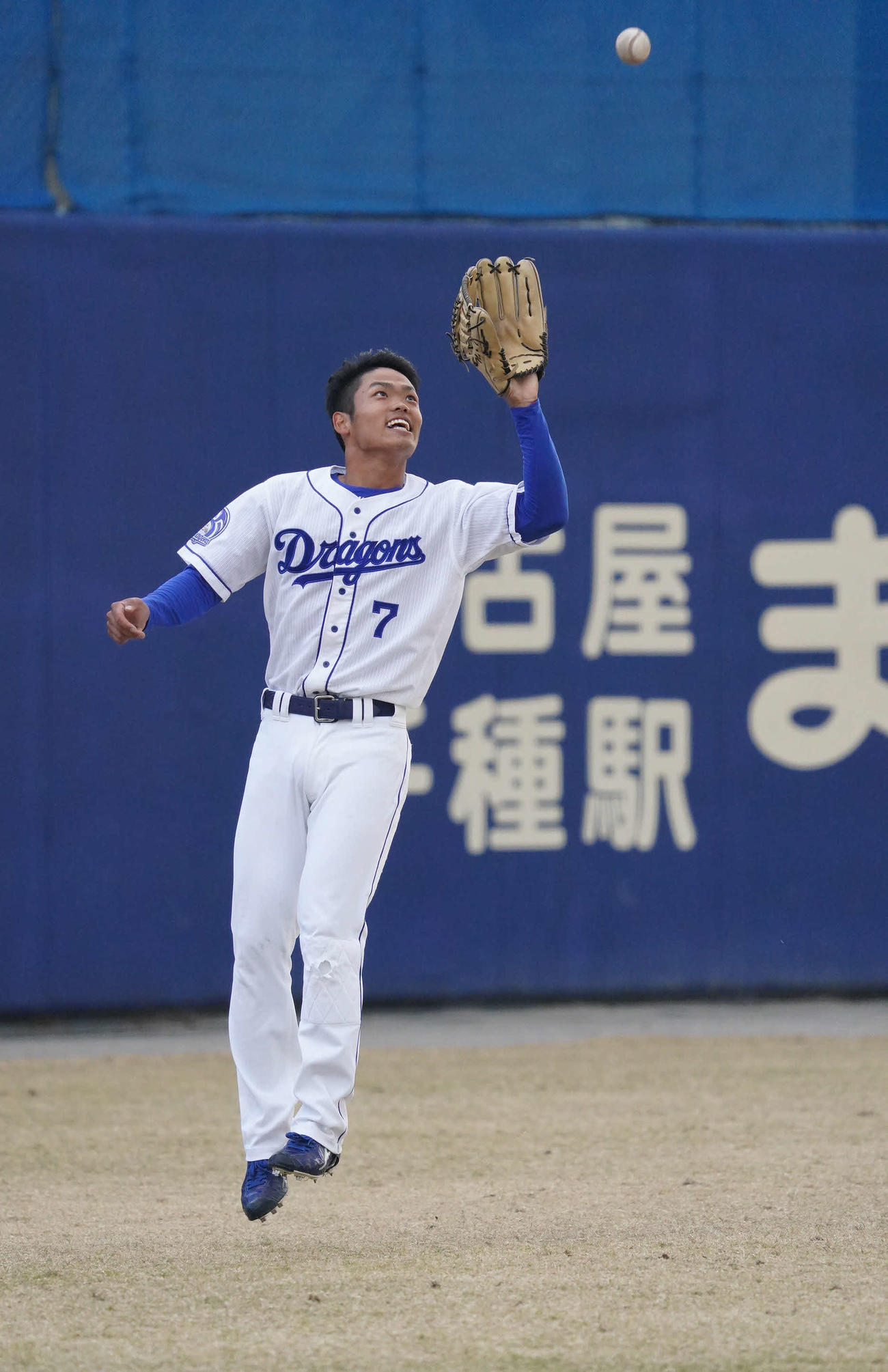 アメリカンノックを受ける中日根尾（2021年11月26日撮影）