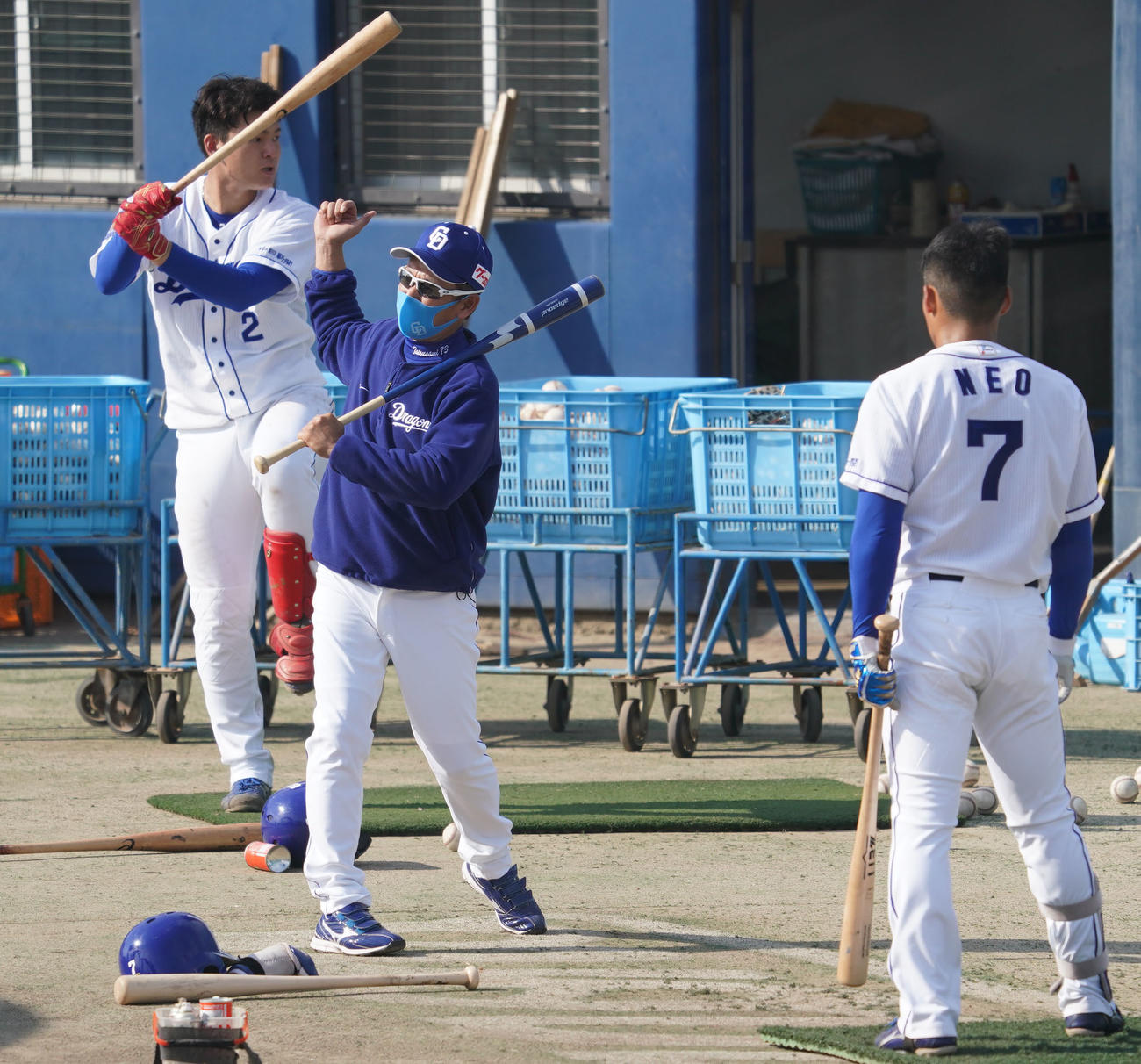 根尾（右）を指導する立浪監督（中央）。左は石川昂（2021年11月18日撮影）