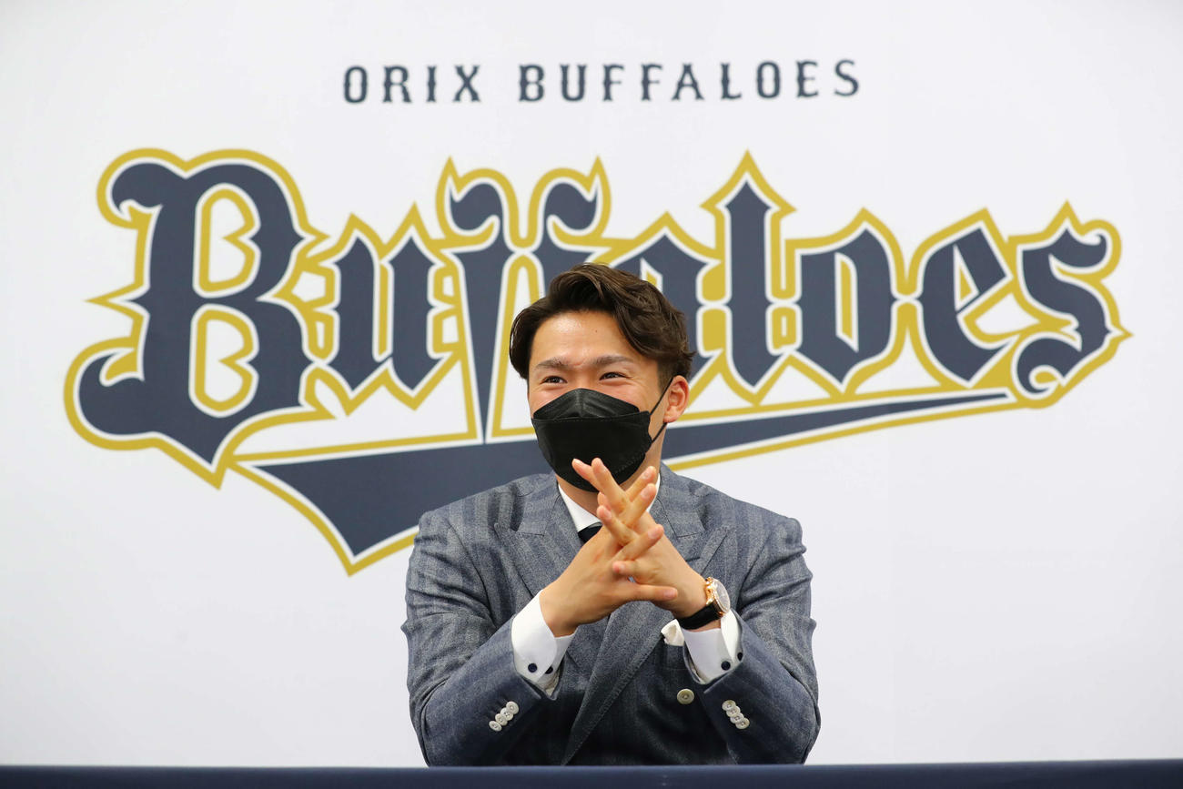 契約更改を終え、会見に臨むオリックス山本（代表撮影）
