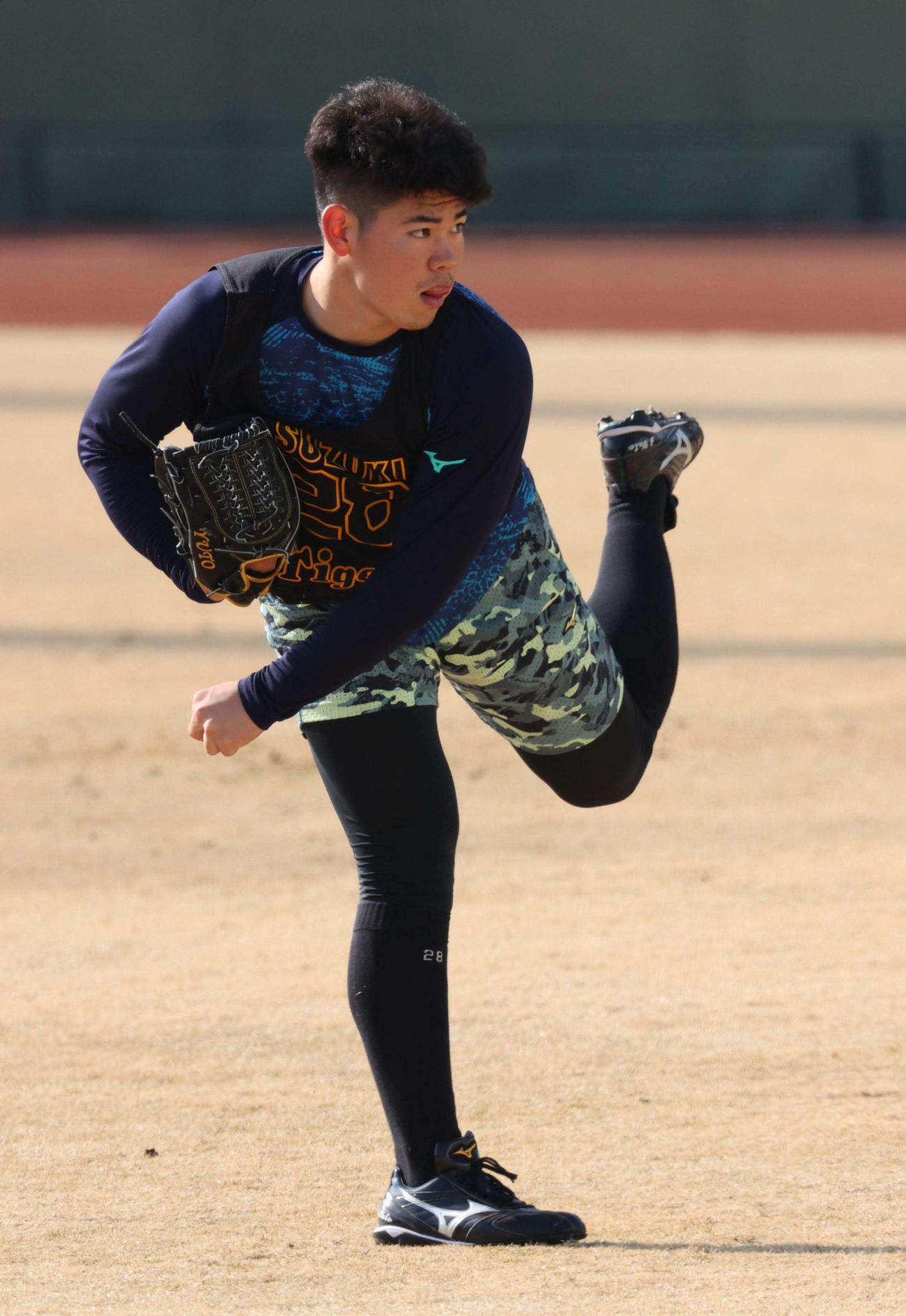 キャッチボールで調整する鈴木（撮影・上田博志）