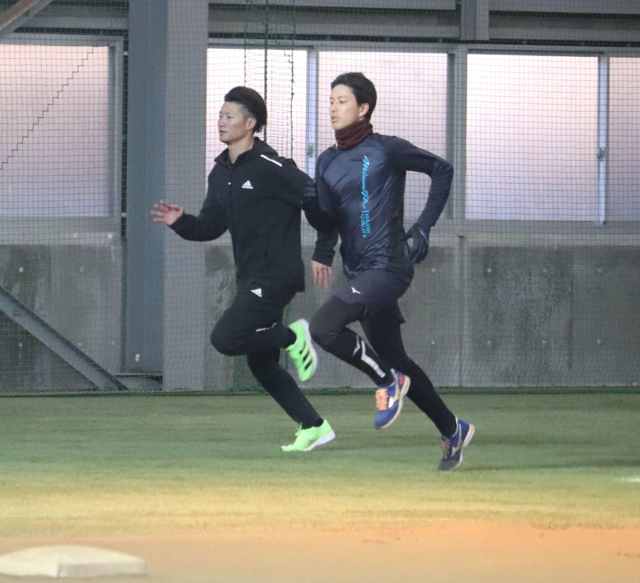 楽天生命パークでダッシュをする楽天西川（左）と岸（撮影・湯本勝大）