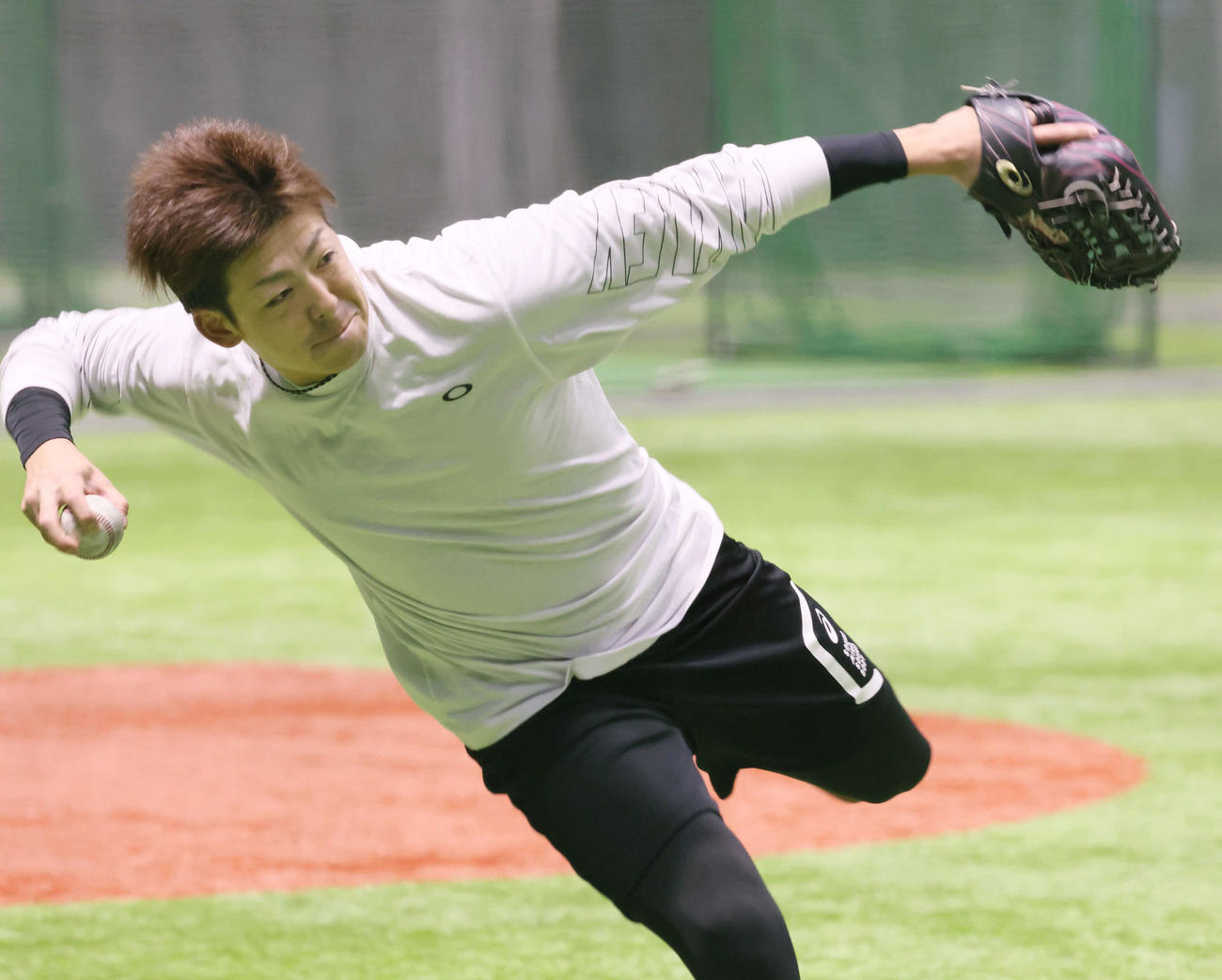 ノックを軽快にさばく広島野間（撮影・加藤孝規）