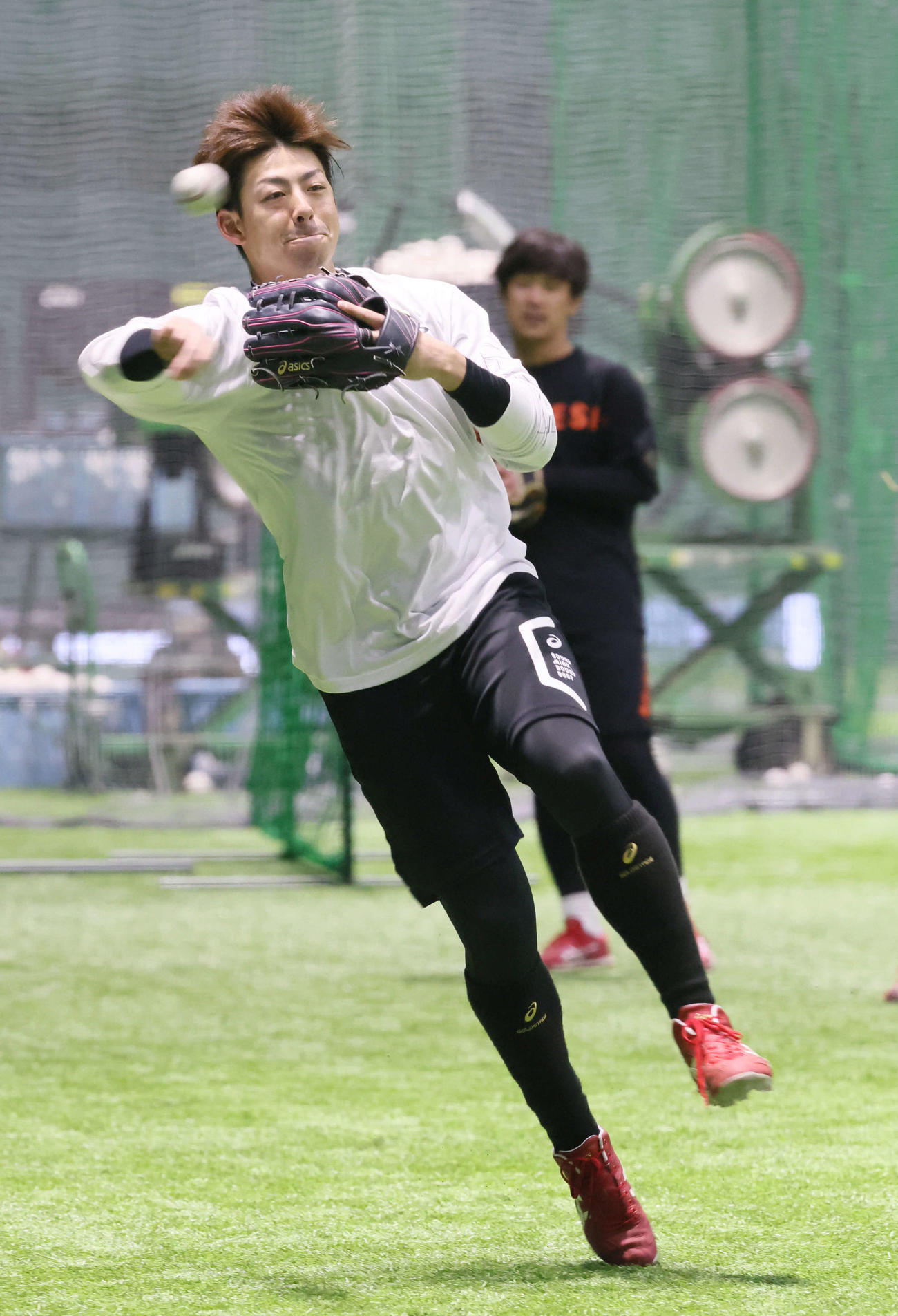 ノックを受け、ジャンピングスローを見せる広島野間（撮影・加藤孝規）