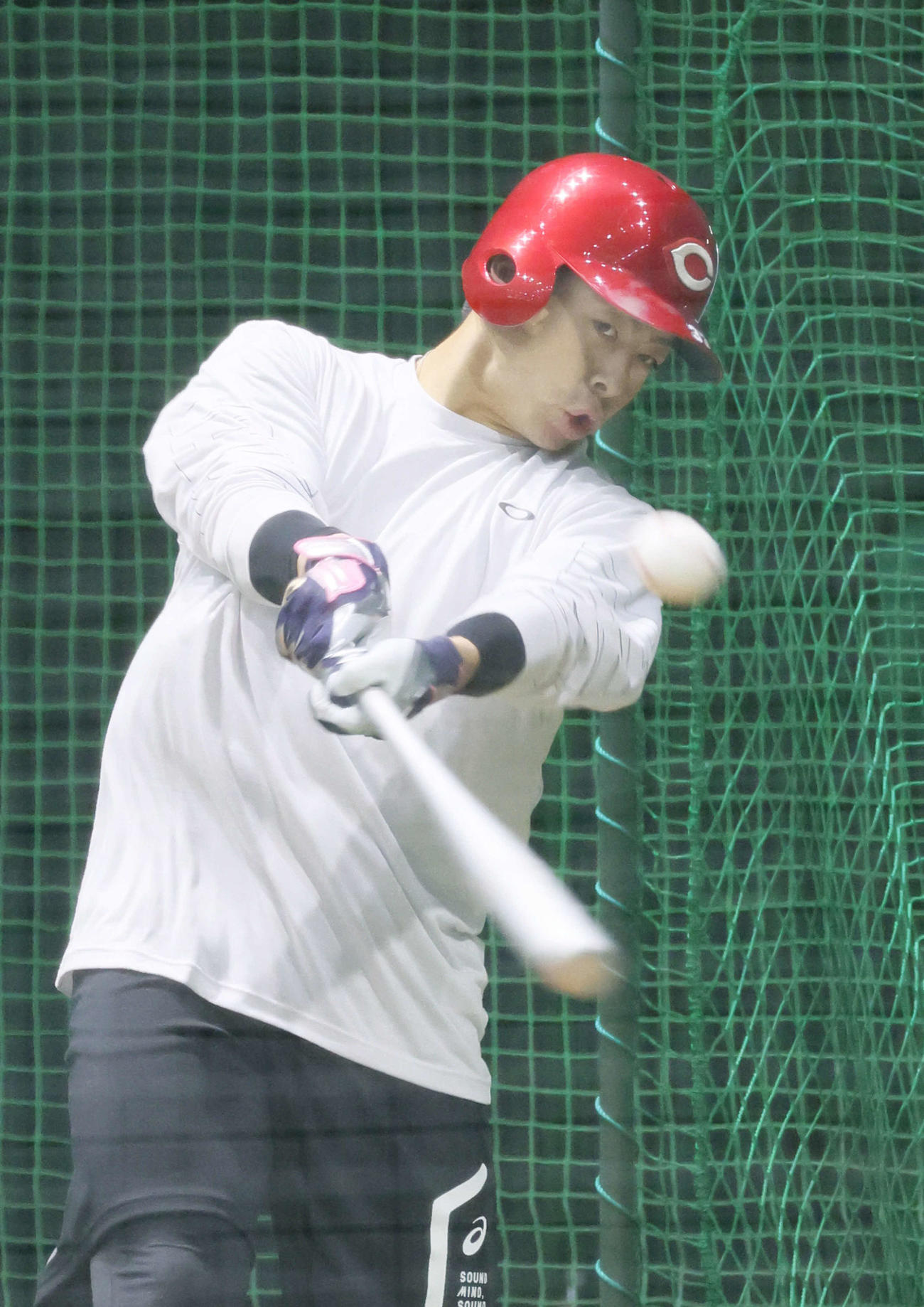 打撃練習を行う野間（撮影・加藤孝規）