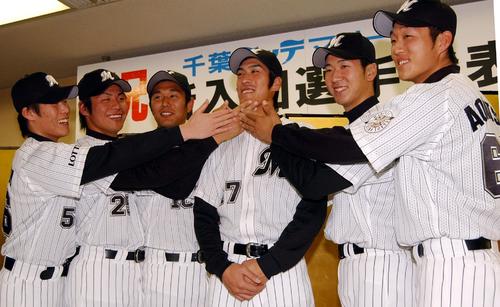 04年12月、ロッテ入団発表で「顔と同様、伸びのあるストレートで」と言った手嶌の顔に手を伸ばす左から木興、竹原、久保、1人おいて大松、青松