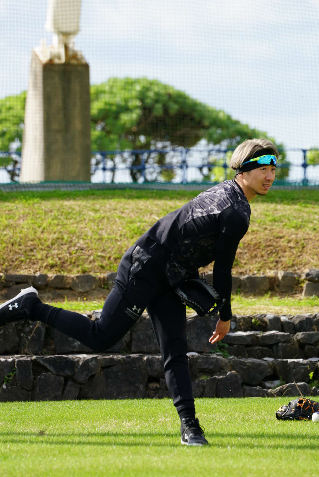 先乗り自主トレでキャッチボールを行う日本ハム金子（球団提供）
