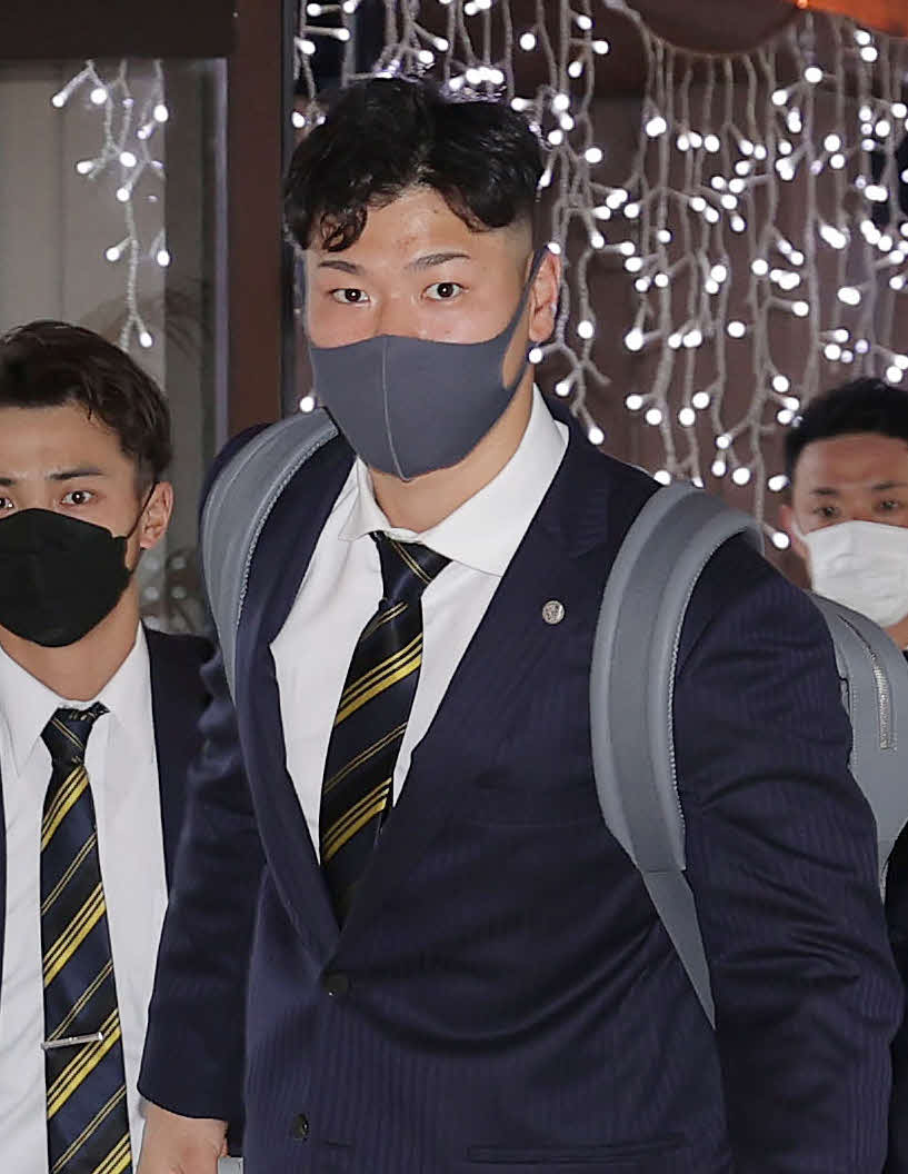 沖縄入りし、チーム宿舎に到着した佐藤輝ら（撮影・前田充）