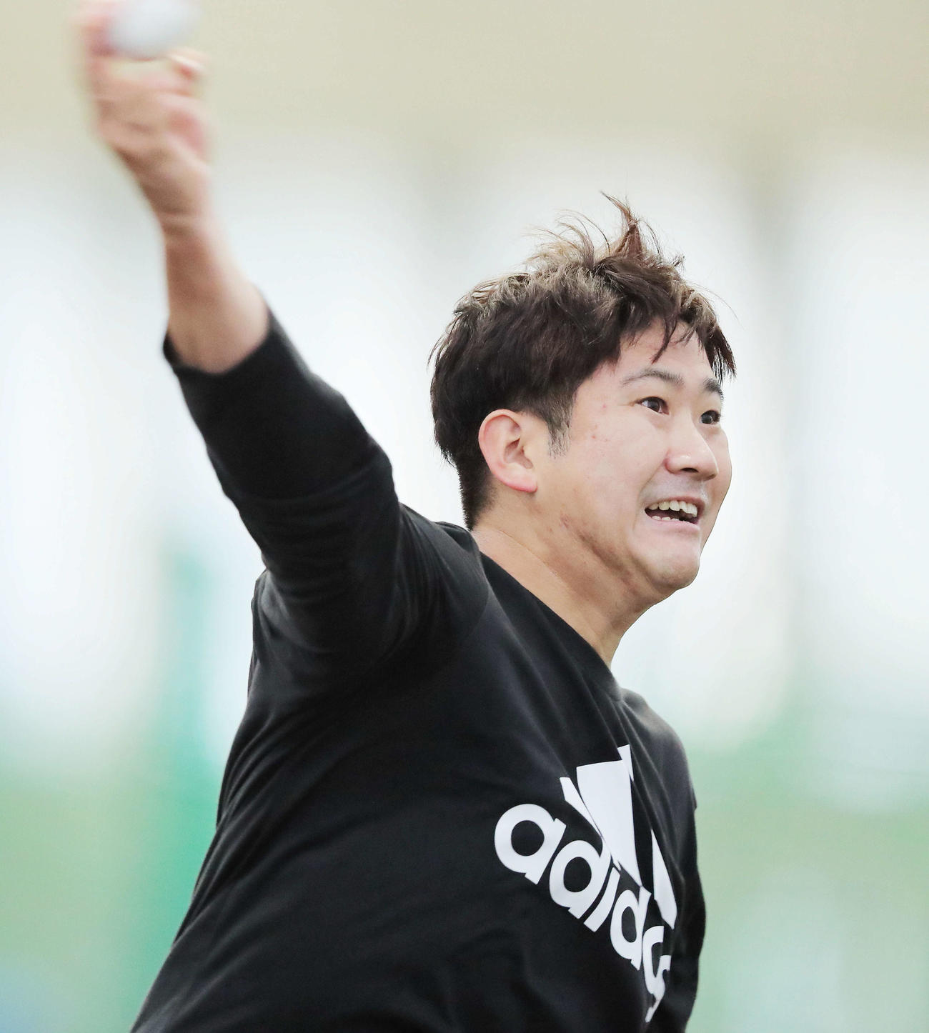 ブルペン投球する巨人菅野（撮影・河田真司）