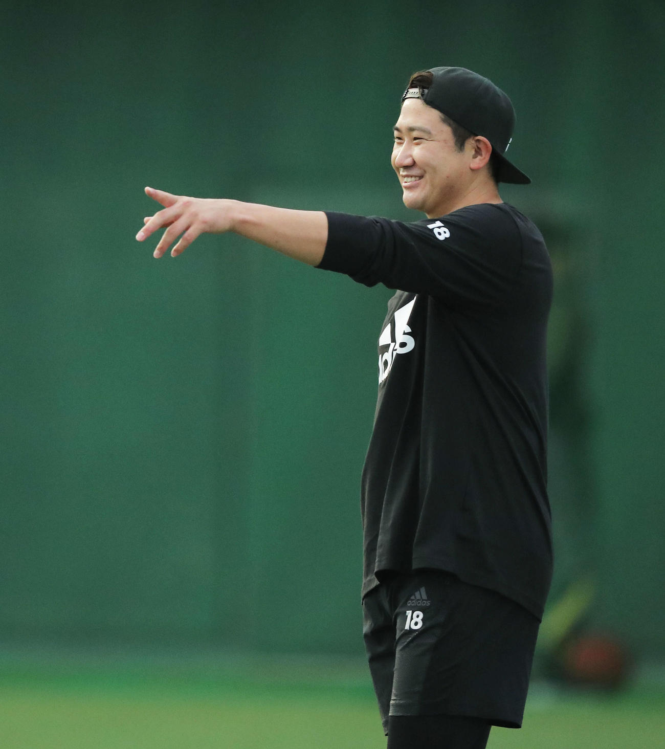 笑顔を見せる巨人菅野（撮影・河田真司）