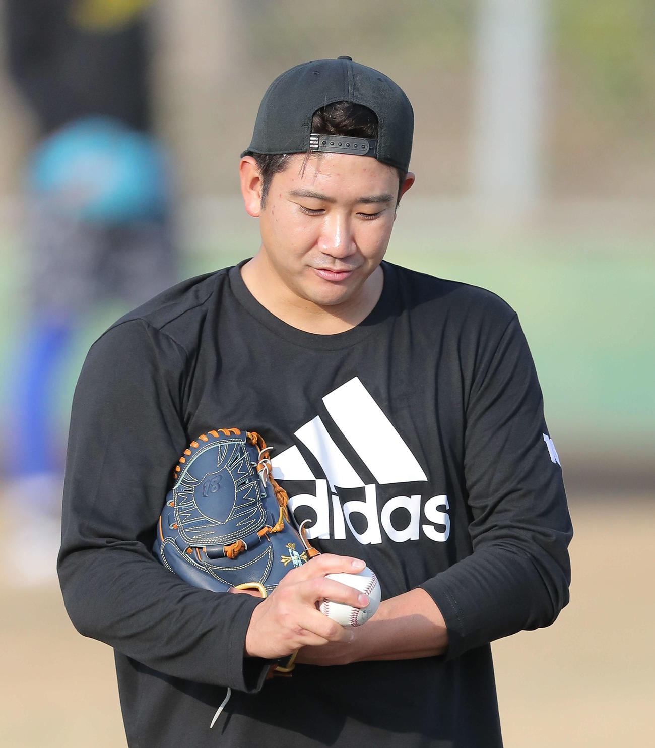 キャッチボールで握りを確かめる巨人菅野（撮影・河田真司）