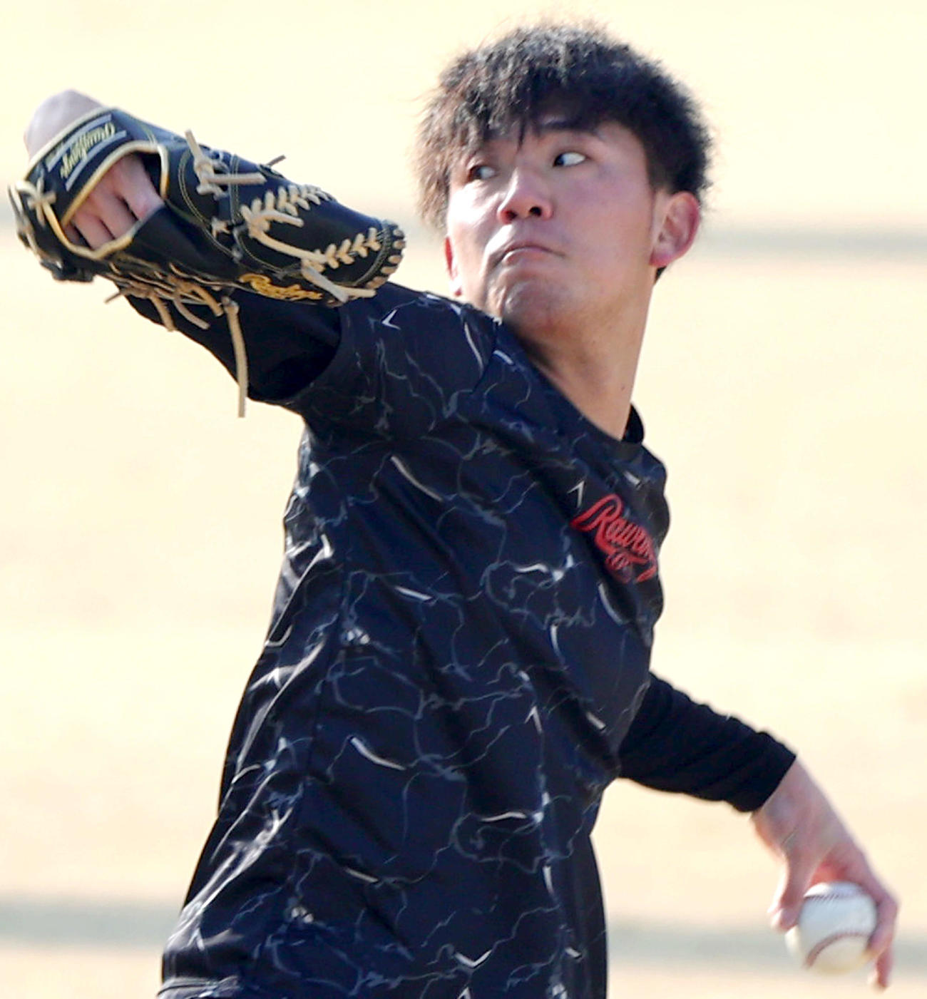 鳴尾浜球場でキャッチボールする伊藤将（撮影・上山淳一）