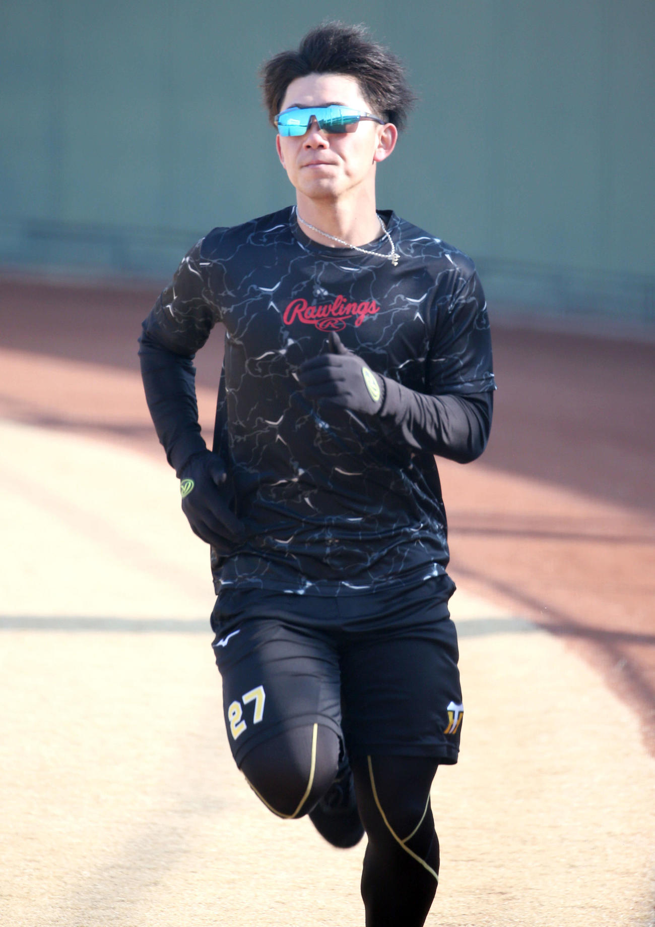 鳴尾浜球場でダッシュする伊藤将（撮影・上山淳一）