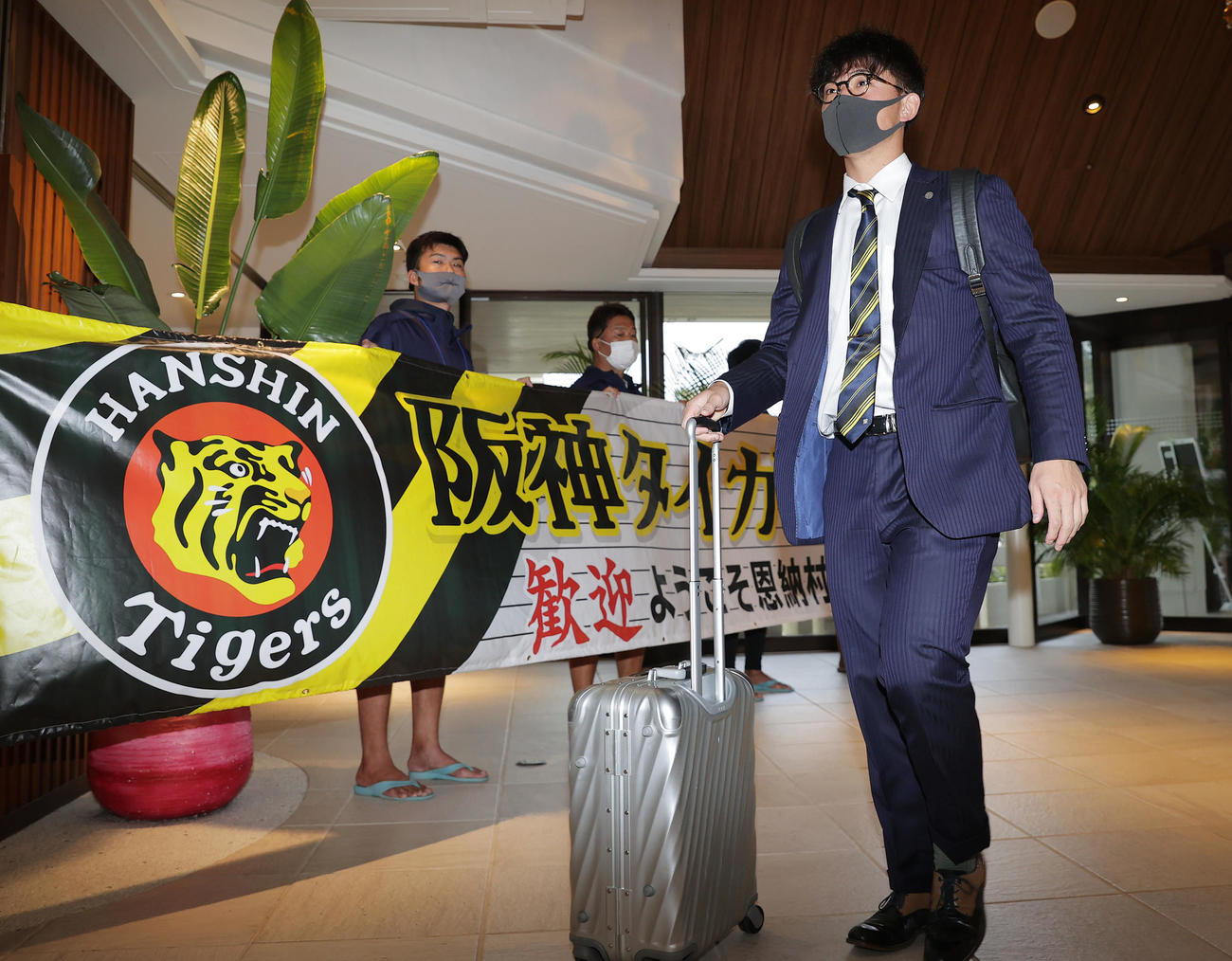 沖縄入りし、チーム宿舎に到着した阪神伊藤将（撮影・前田充）
