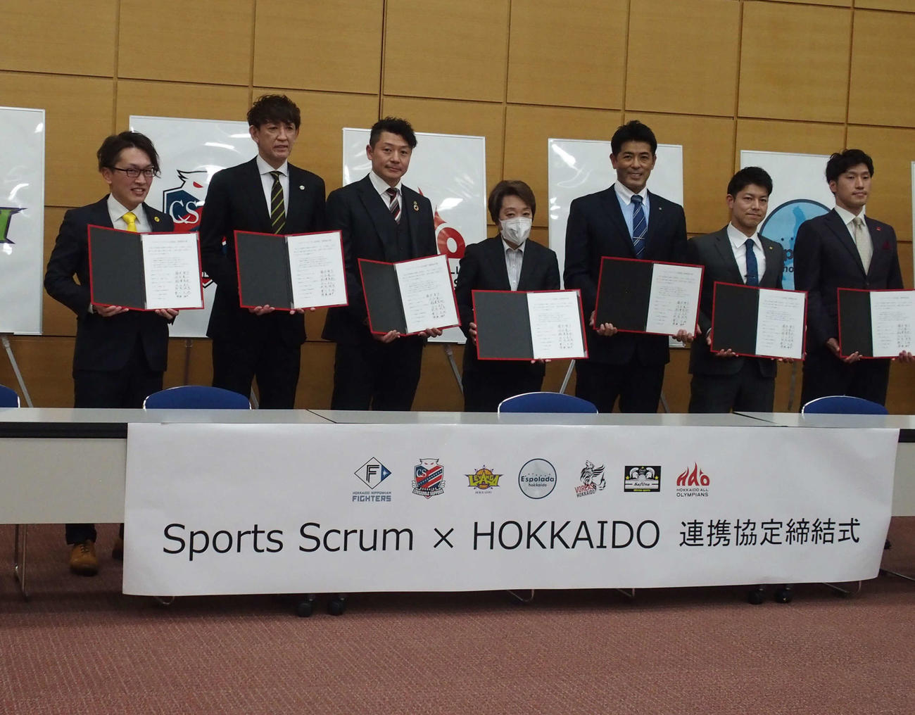 「スポーツスクラム北海道」の連携協定調印式に道内6つのプロチームが参加。北海道オール・オリンピアンズ橋本代表、日本ハム稲葉GM兼SCOらが出席した（撮影・中島宙恵）
