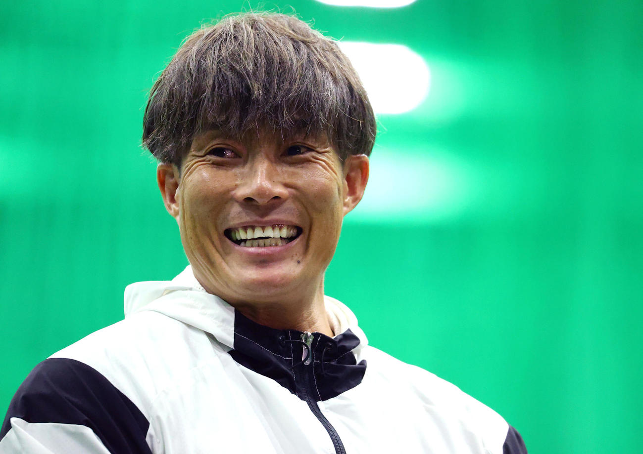 自主トレを公開し笑顔を見せる糸井（代表撮影）