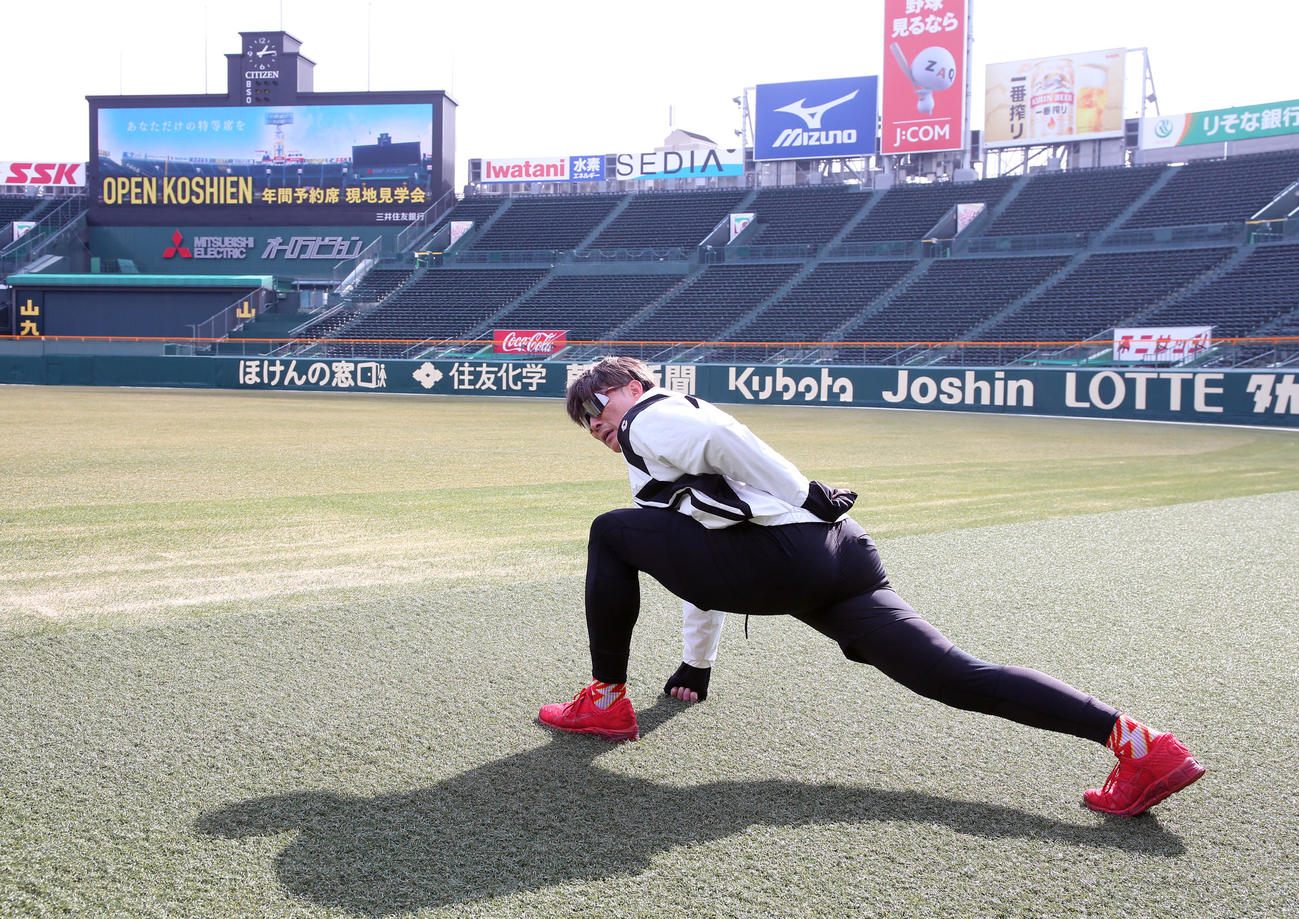 甲子園球場でストレッチする糸井（代表撮影）