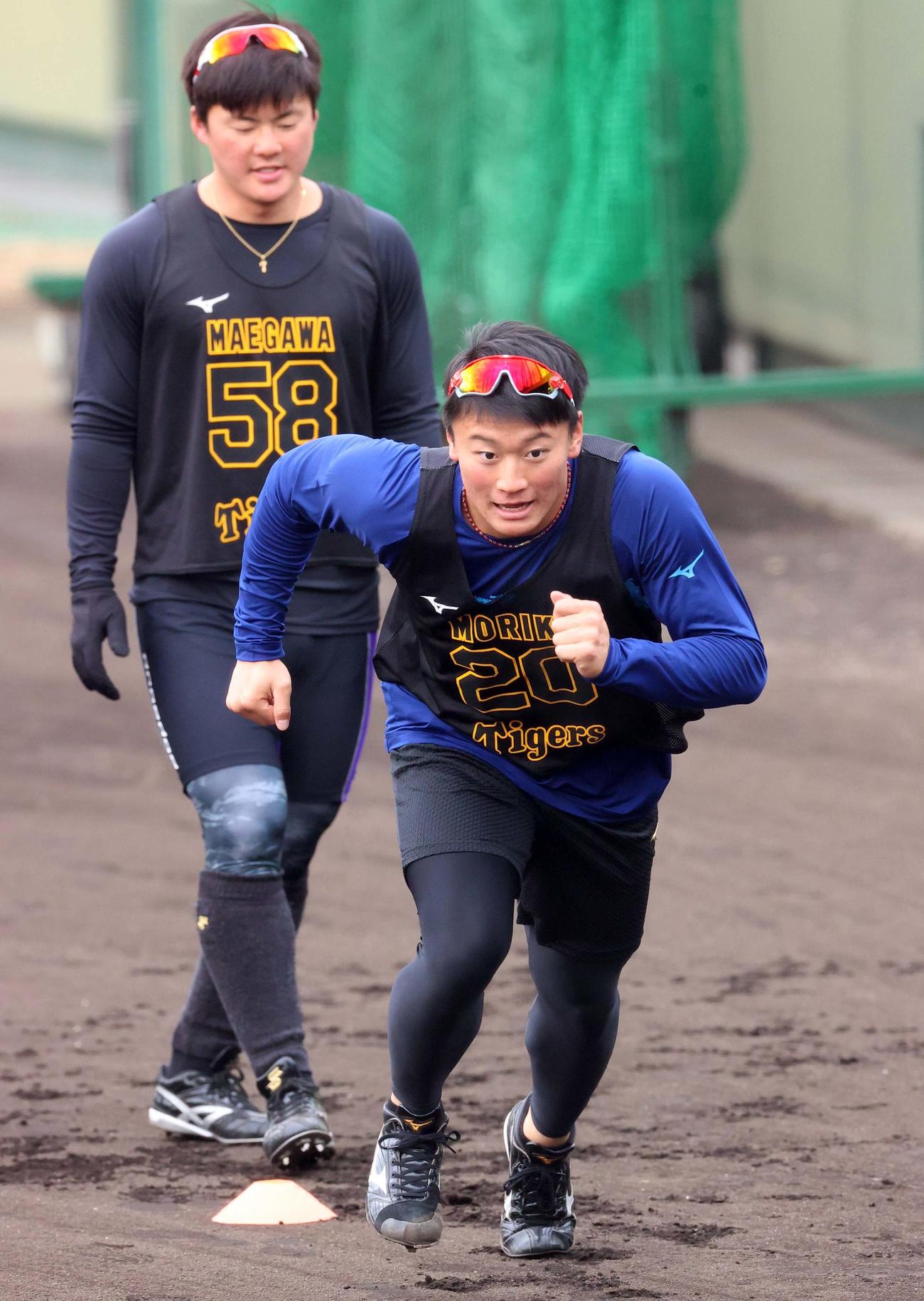 フィジカルトレーニングをして汗を流す森木大智（2022年1月11日撮影）