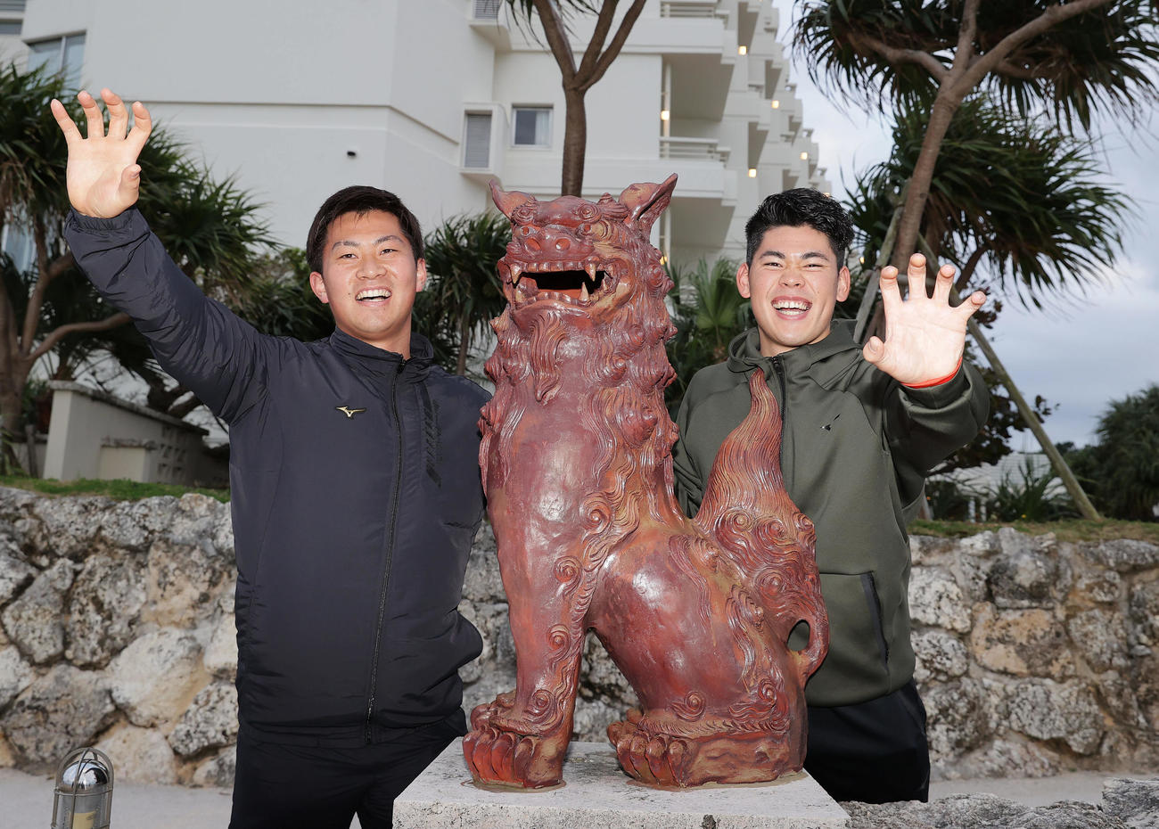 沖縄入りした桐敷（左）と鈴木は、宿舎でシーサーポーズをとる（撮影・前田充）