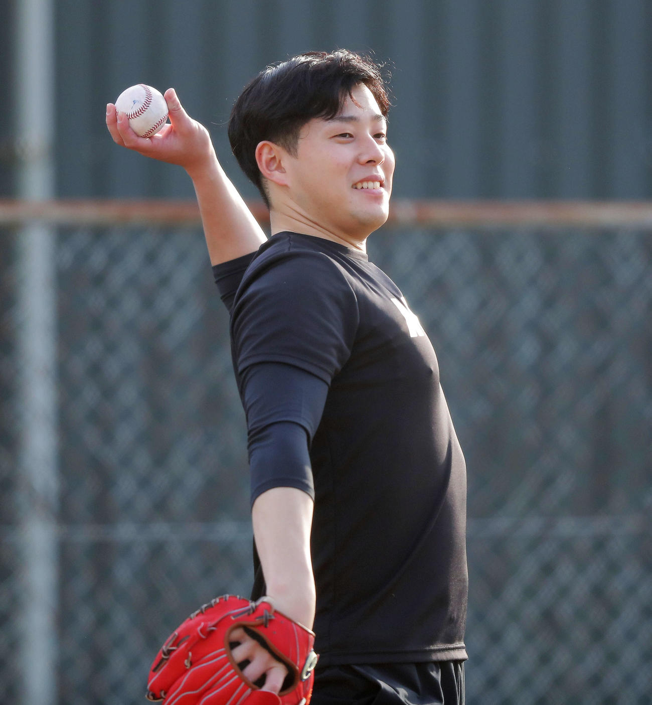 笑顔でキャッチボールする巨人大江（撮影・河田真司）