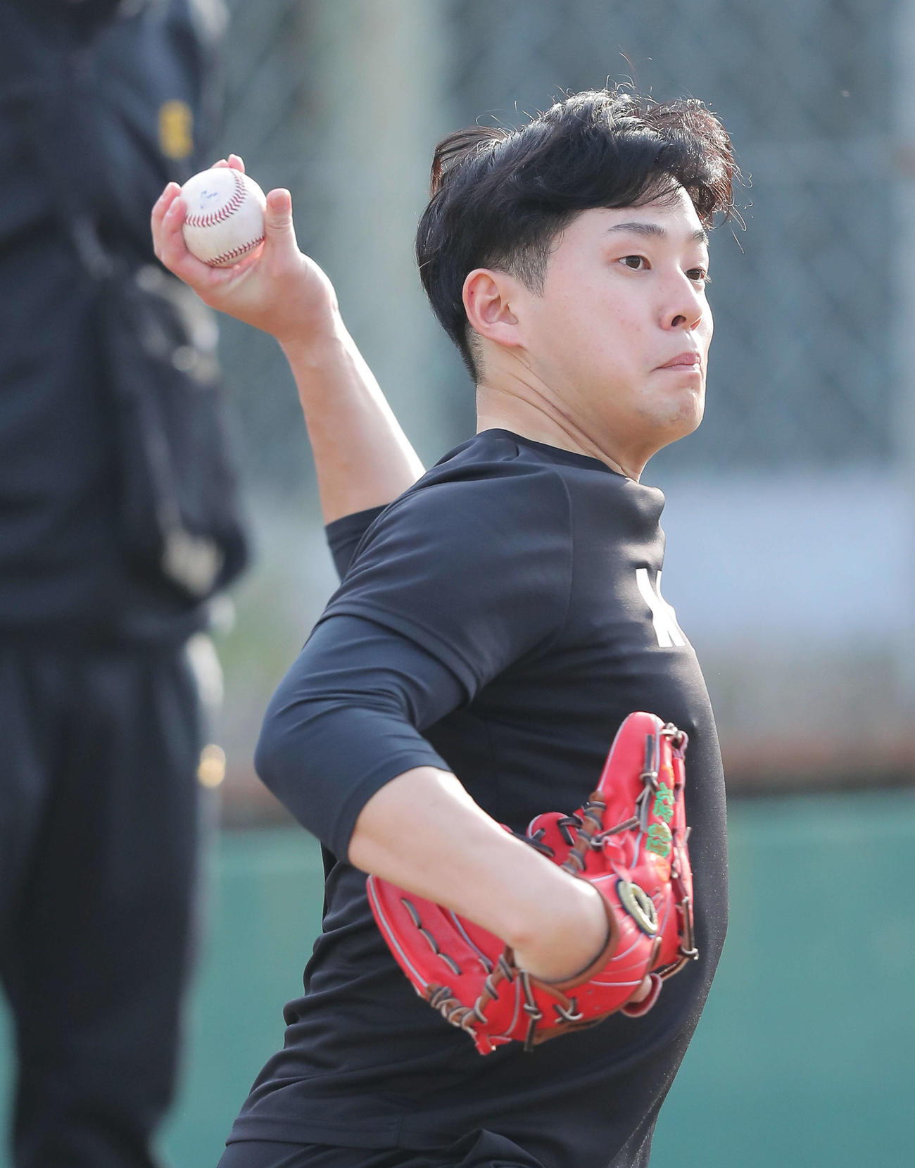 キャッチボールする巨人大江（撮影・河田真司）