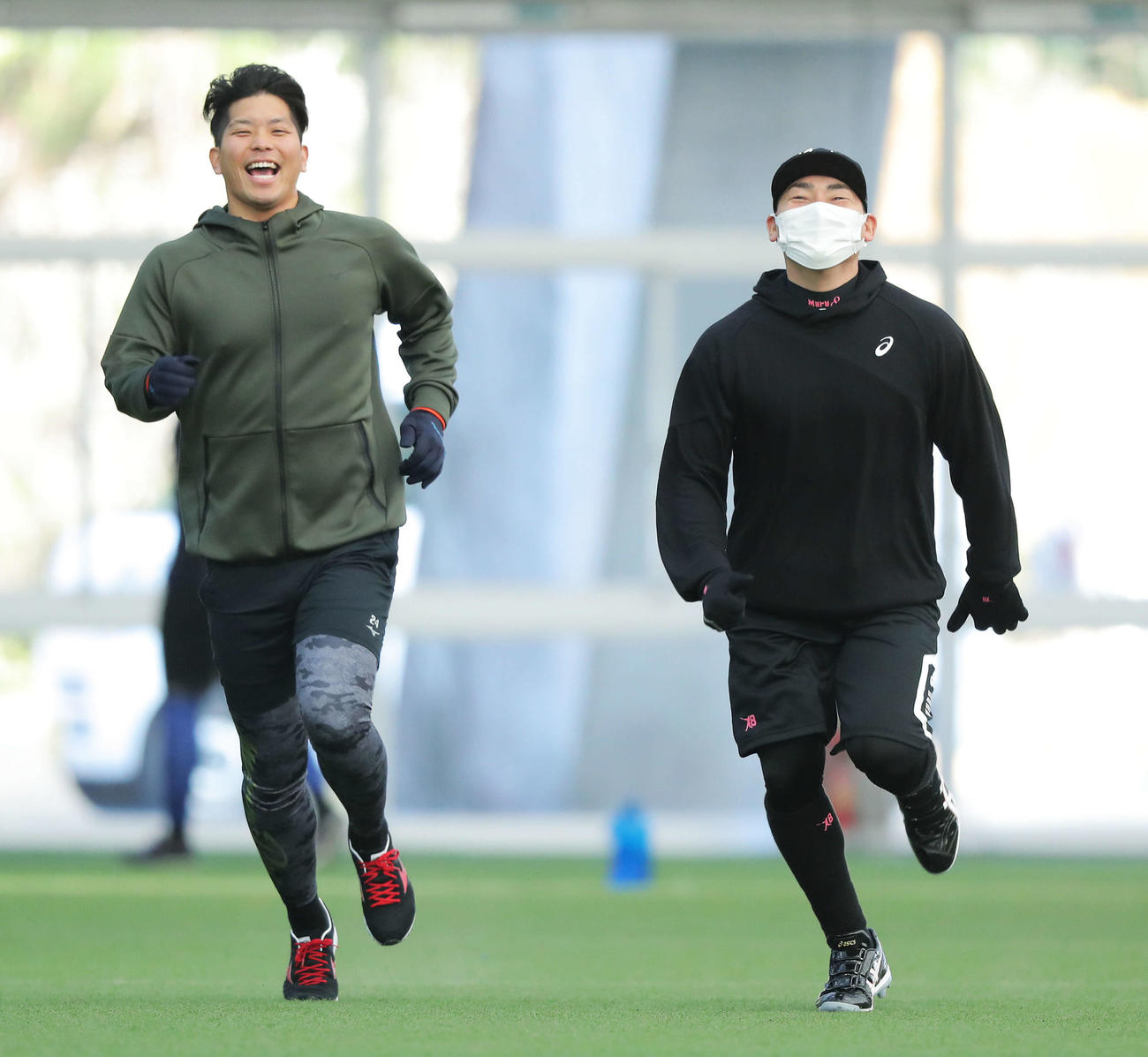 ウオーミングアップで笑顔を見せる巨人大城（左）と丸（撮影・河田真司）