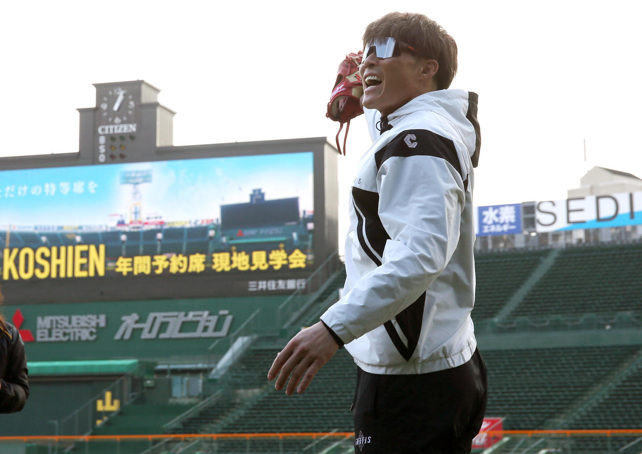 甲子園球場で自主トレを公開し、声を出す糸井（代表撮影）
