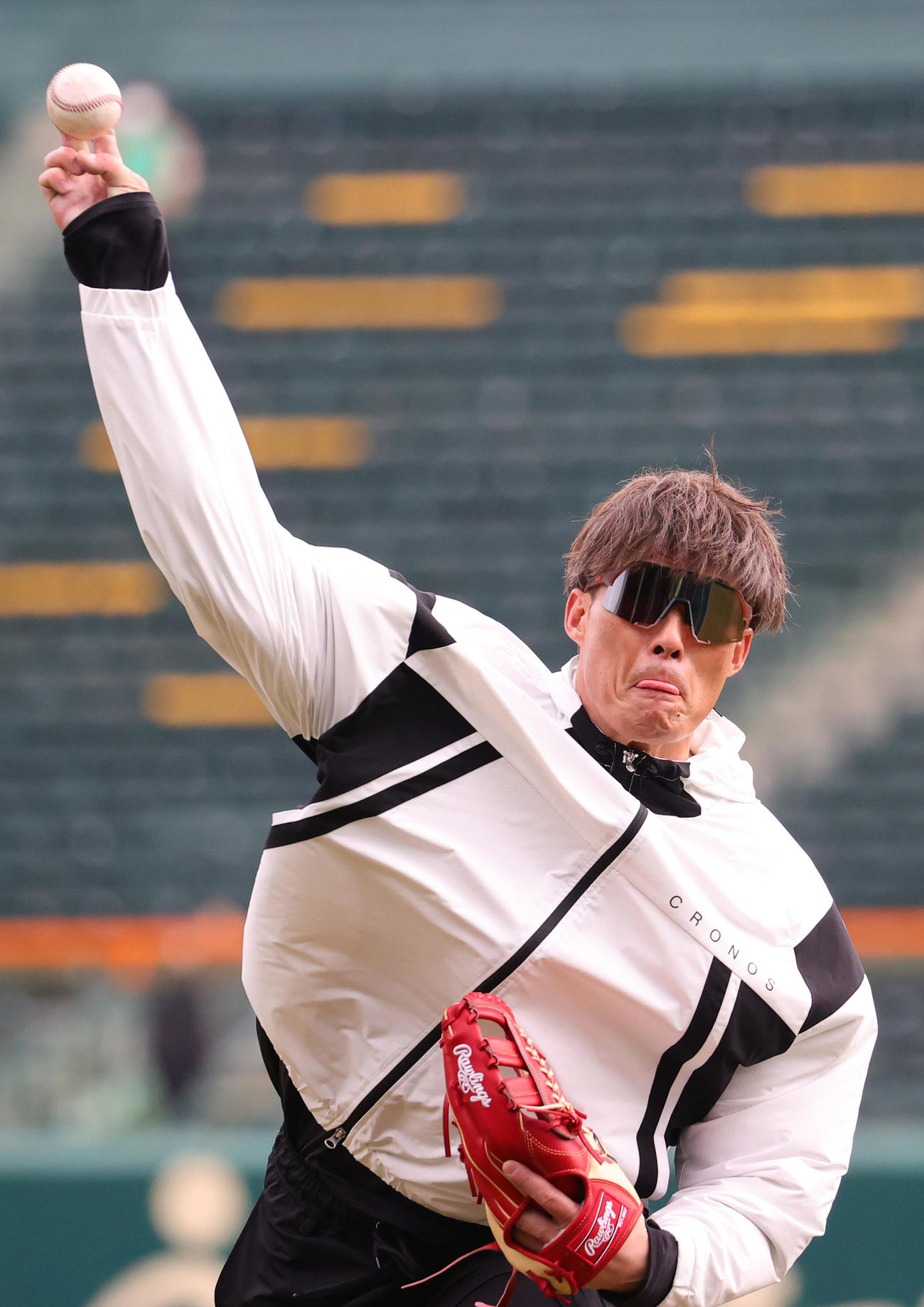 甲子園球場でキャッチボールをする糸井（代表撮影）