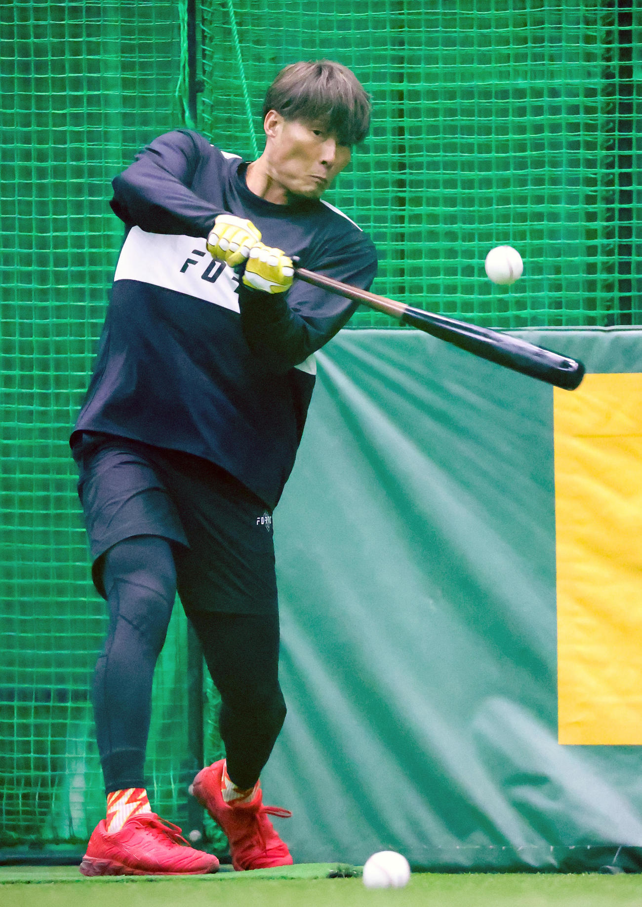 室内練習場で打撃練習を行う糸井（代表撮影）