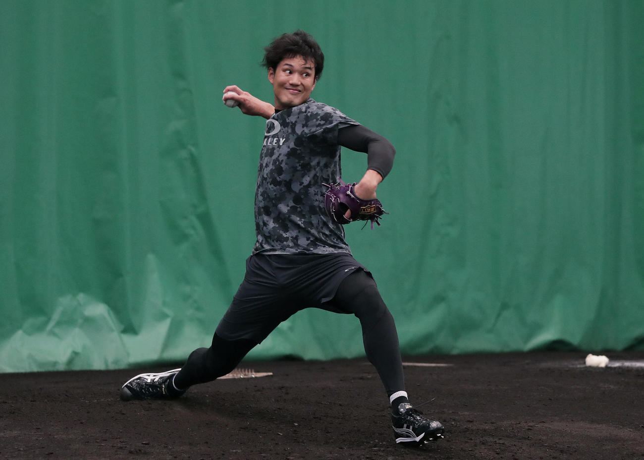 ブルペンで投球練習する阪神藤浪（撮影・前田充）