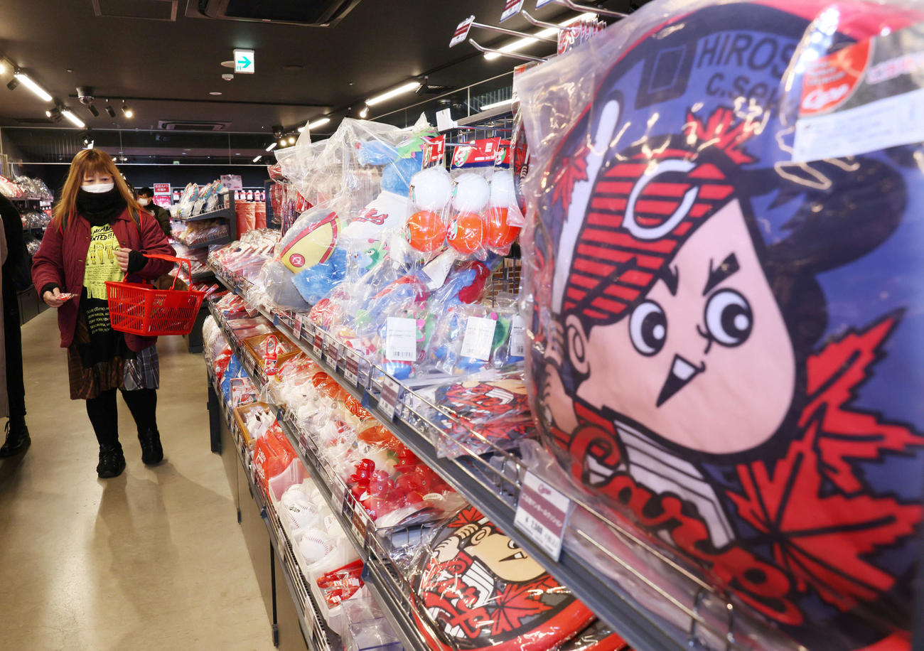 2022年度カープグッズの発売が始まった（撮影・加藤孝規）