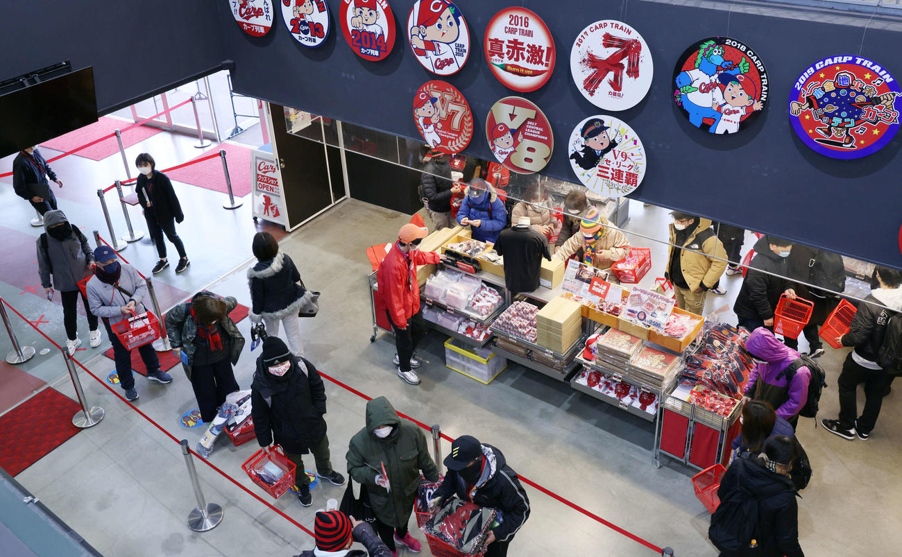 2022年度カープグッズの発売が始まった（撮影・加藤孝規）