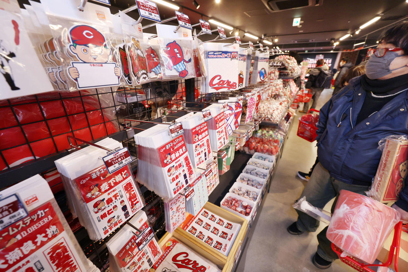 2022年度カープグッズの発売が始まった（撮影・加藤孝規）