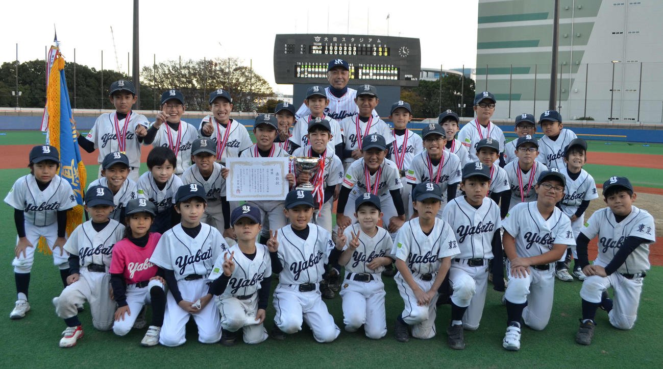 宮本慎也氏（後列中央）と第6回大会優勝の谷端ジュニアスポーツ少年団（撮影・吉池彰）