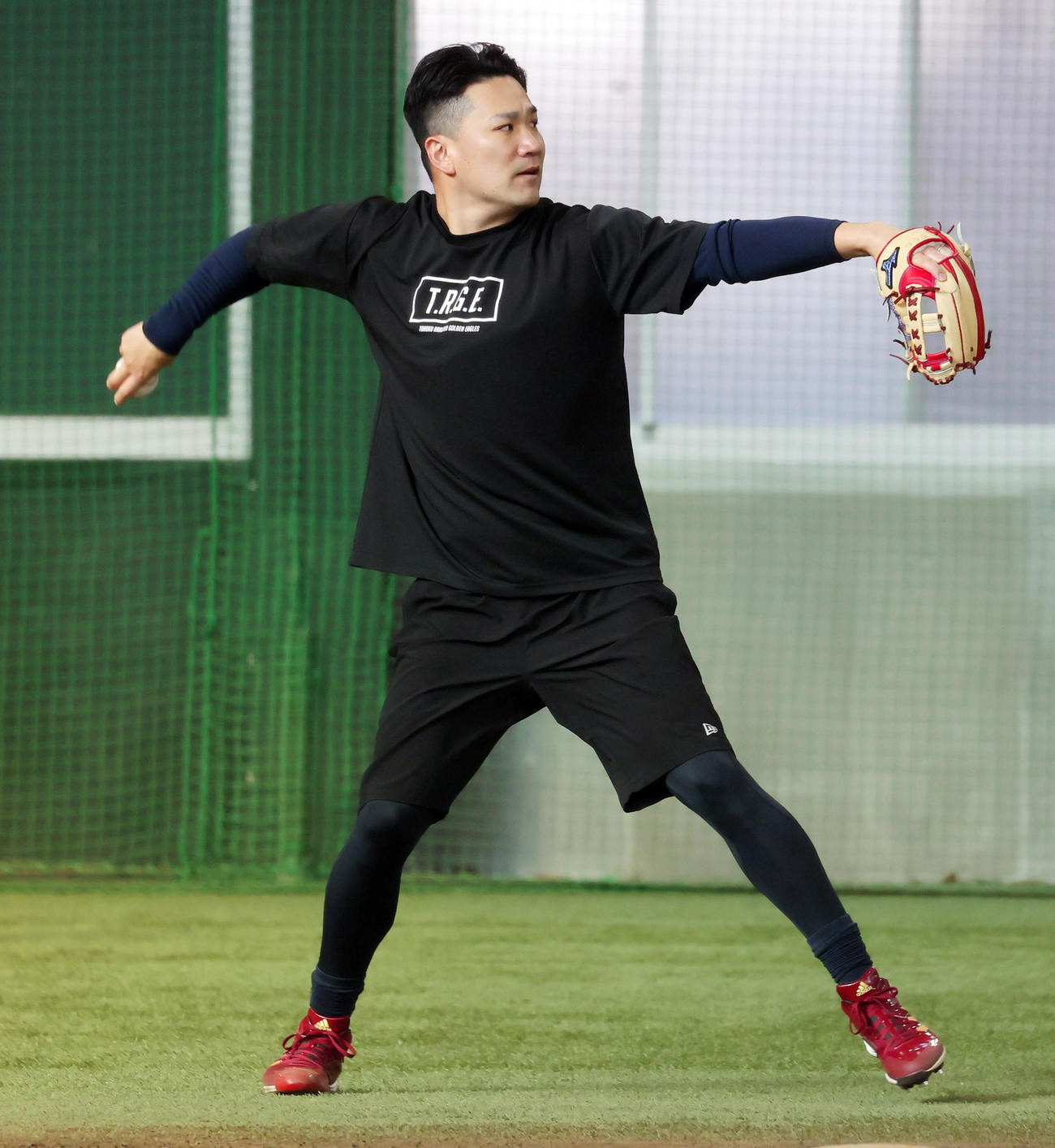 自主トレでキャッチボールを行う楽天田中将（撮影・野上伸悟）