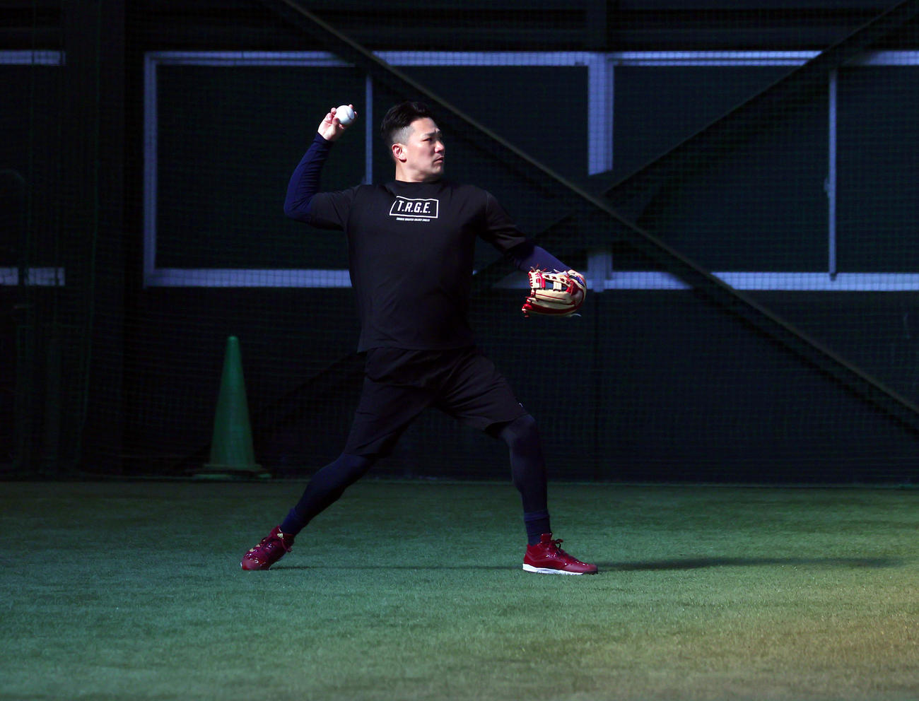 自主トレでキャッチボールを行う楽天田中将（撮影・野上伸悟）