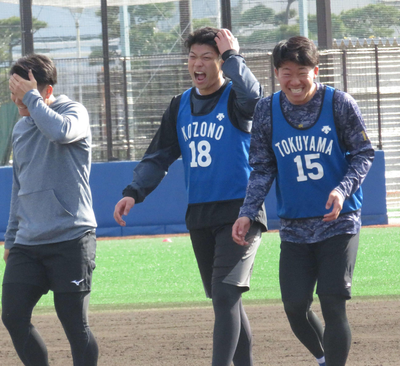 練習後にじゃれ合う左からDeNA三浦、小園、徳山