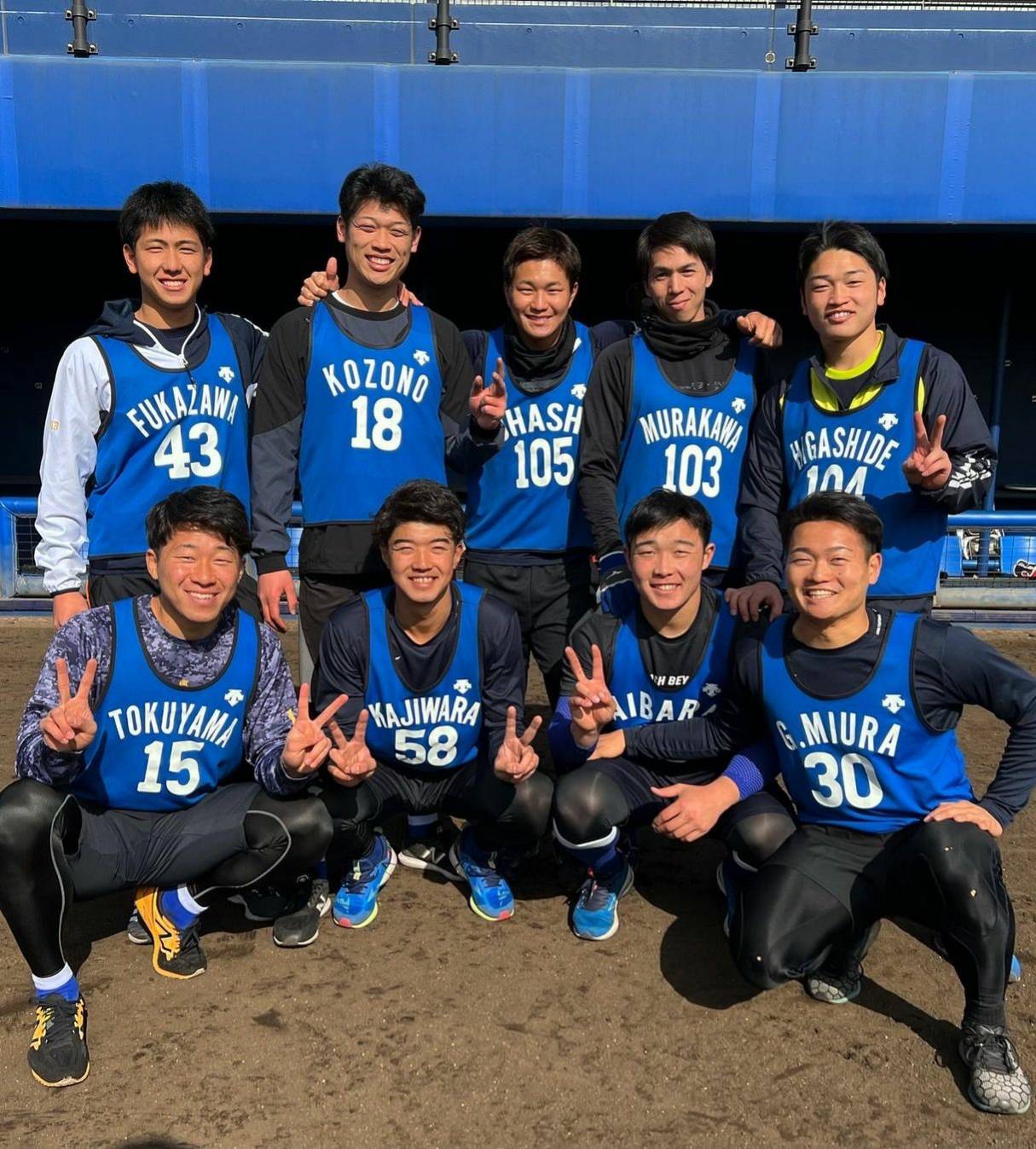 新人合同自主トレを終え、集合写真を撮る後列左からDeNA深沢、小園、大橋、村川、東出、前列左から徳山、梶原、粟飯原、三浦（球団提供）