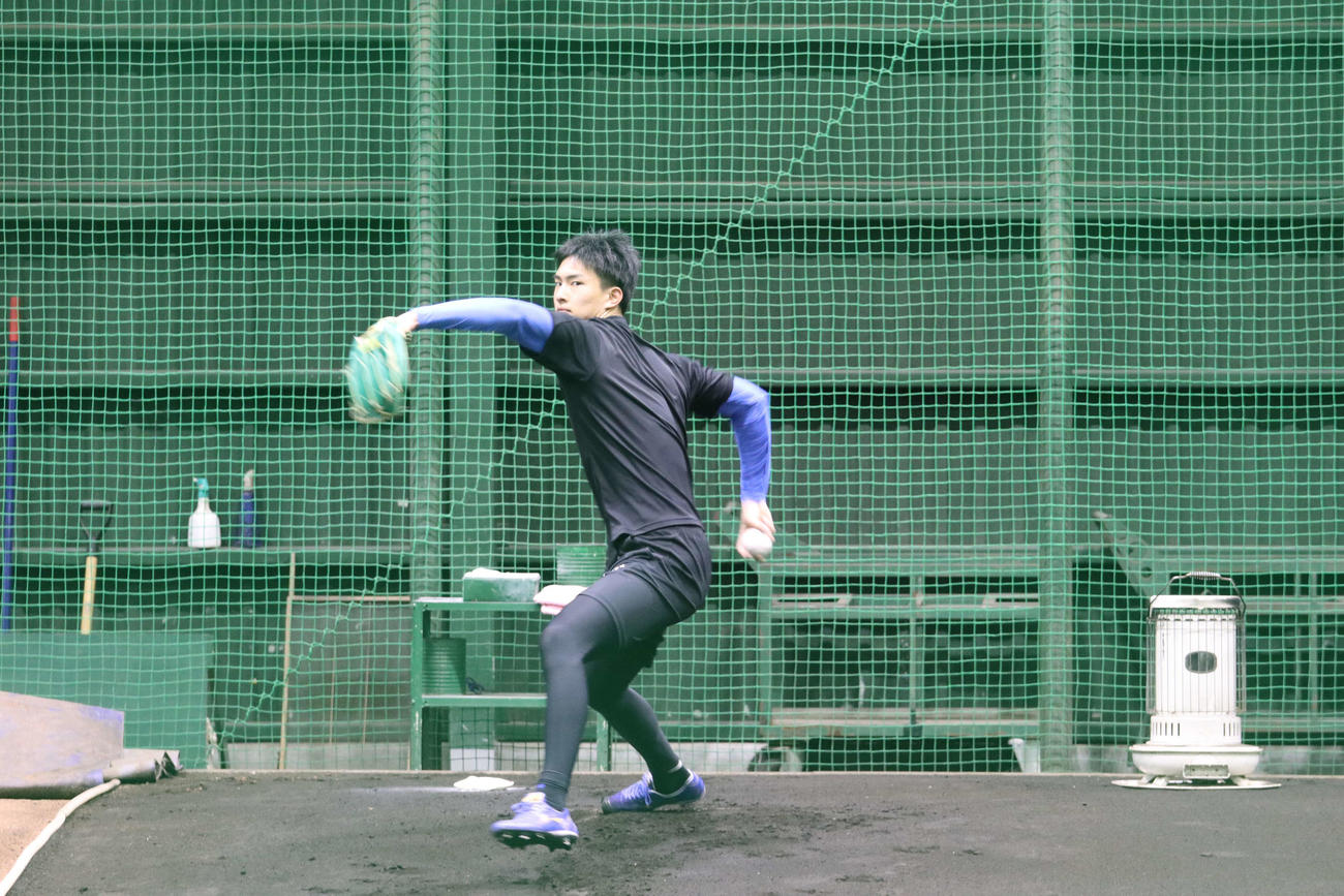 ブルペンで投球する日本ハム達（球団提供）