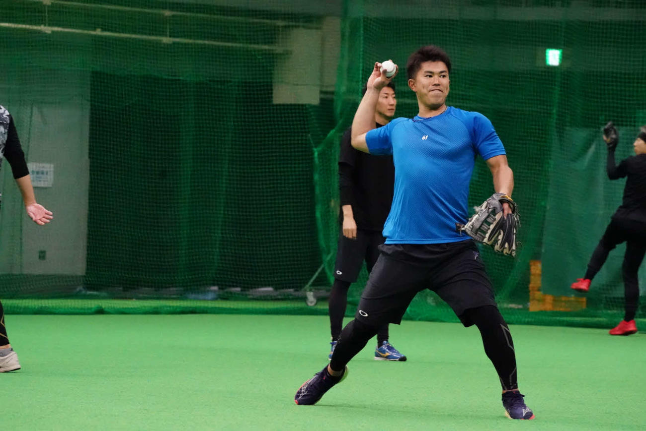 先乗り自主トレをおこなう日本ハム今川（球団提供）