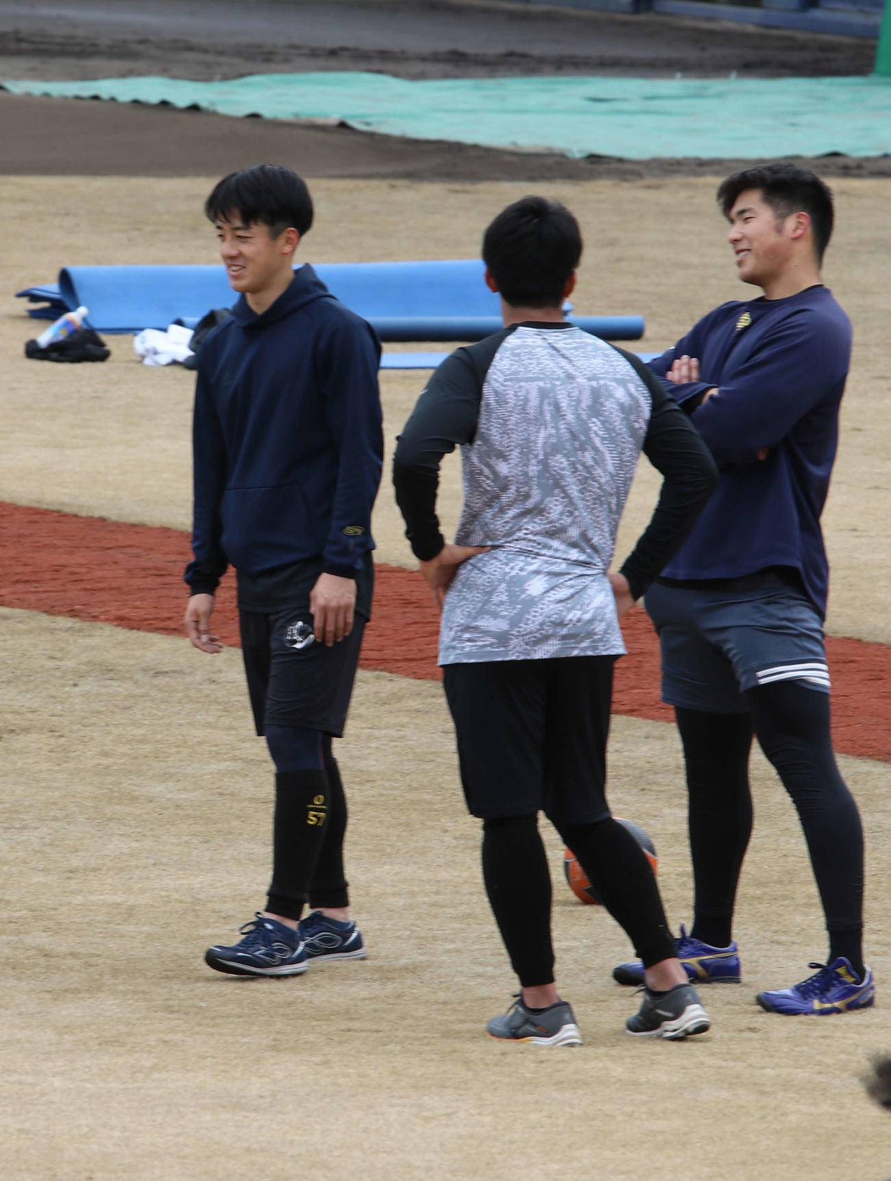 新人合同自主トレで談笑する日本ハム北山（左）（撮影・小林憲治）