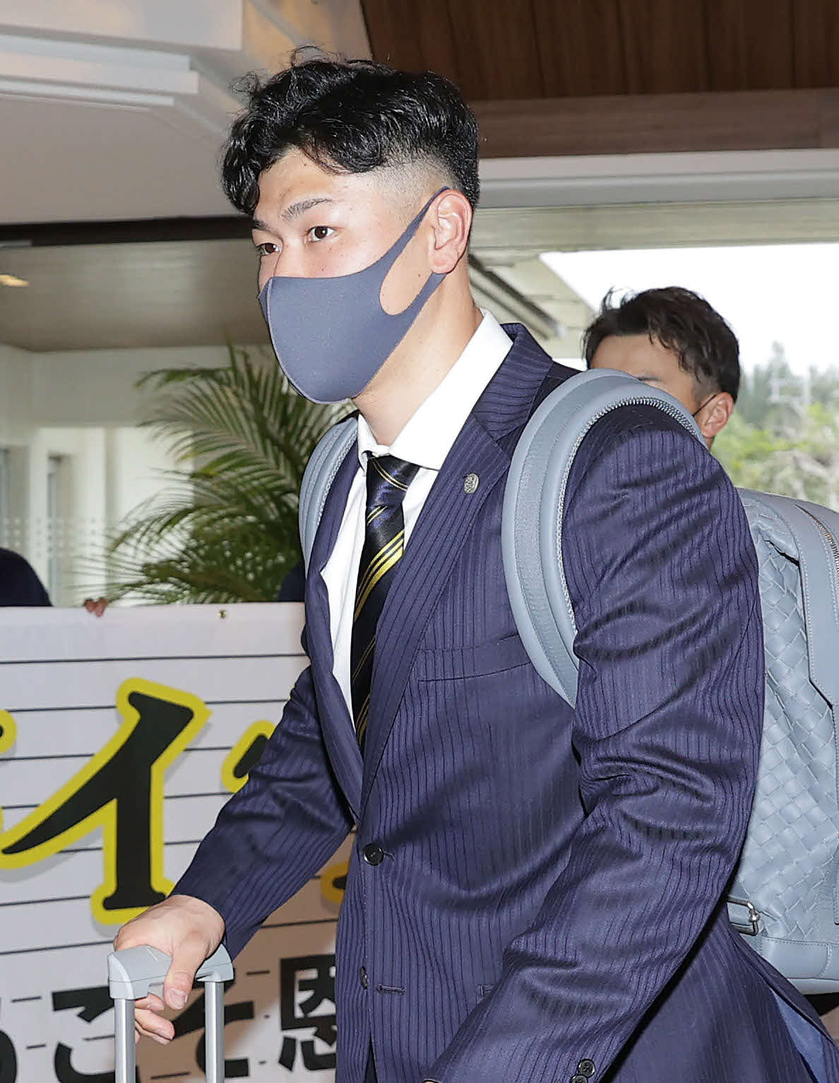 沖縄入りし、チーム宿舎に到着した佐藤輝（2022年1月28日撮影）