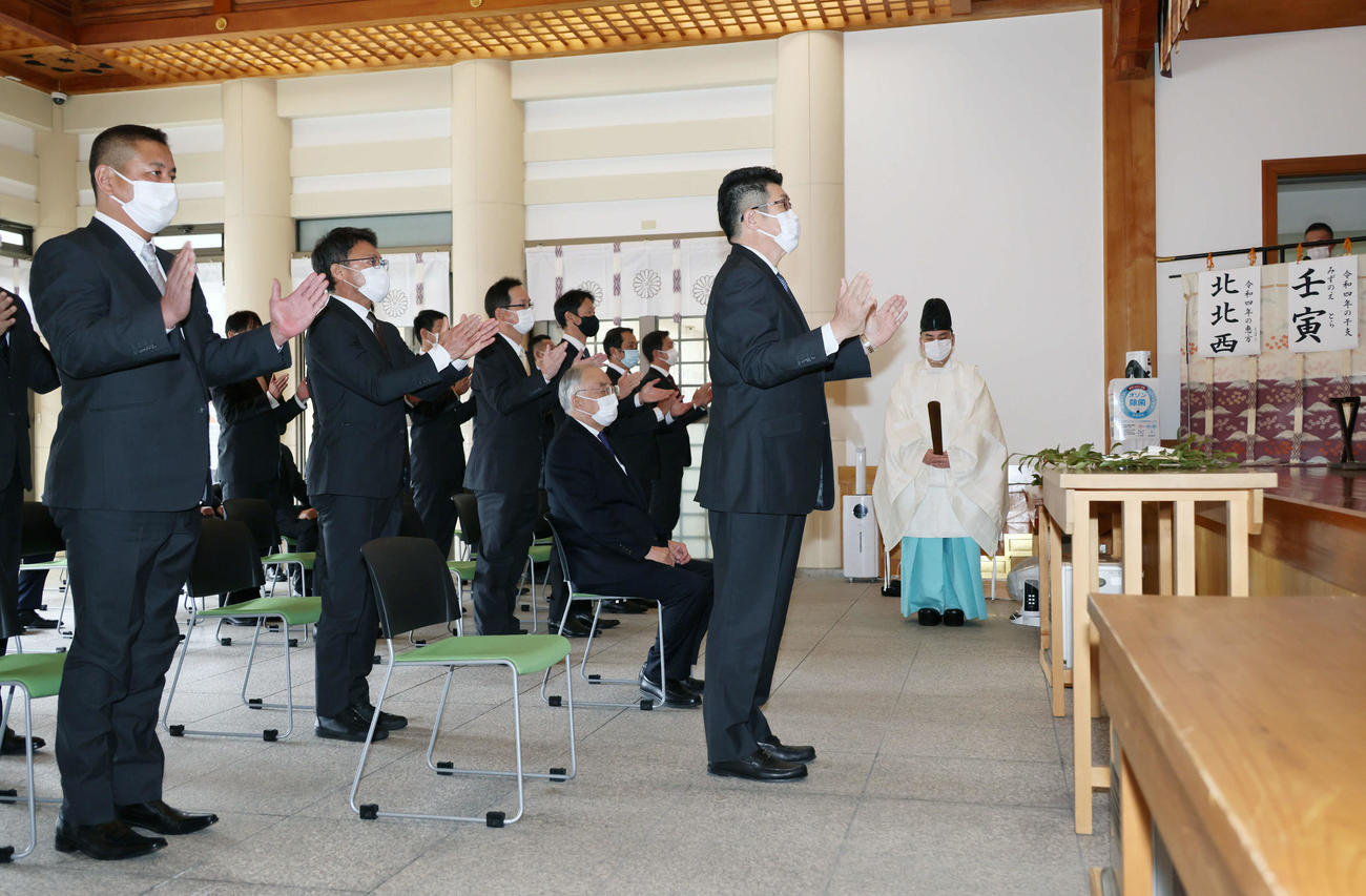 必勝祈願をする広島佐々岡監督（中央）（2022年1月20日撮影）