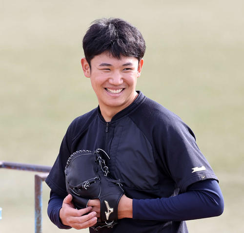 ヤクルト自主トレーニング　練習中、笑顔を見せる奥川恭伸（2022年1月25日撮影）