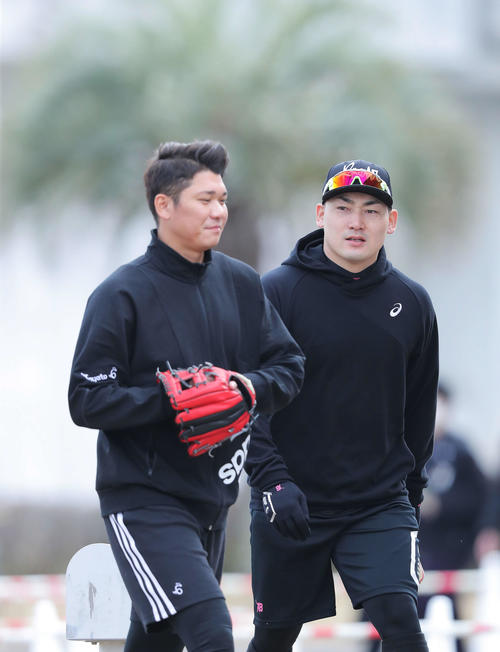 移動する巨人坂本（左）と丸（2022年1月29日撮影）