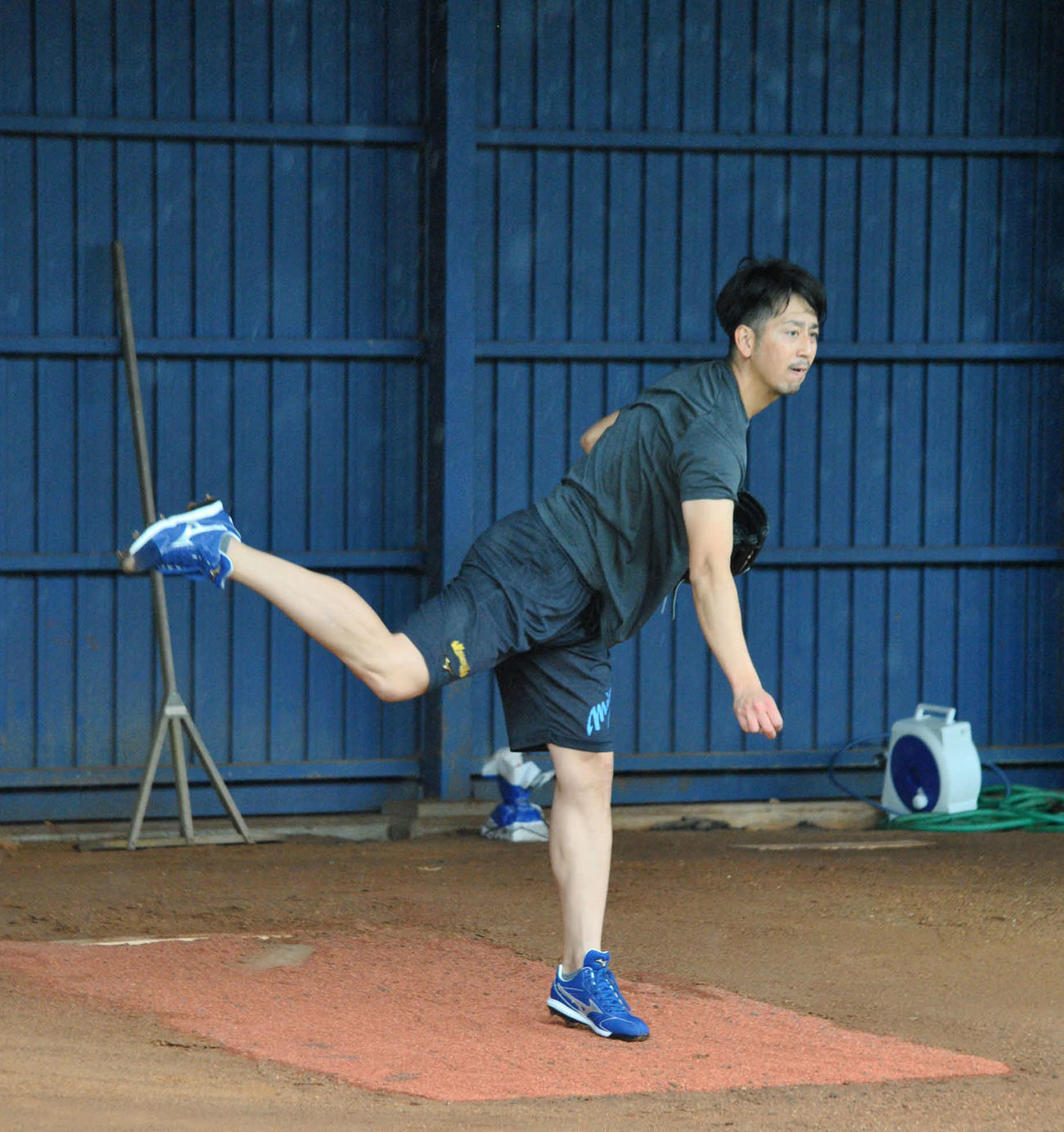 沖縄自主トレで初めてブルペンに入った中日大嶺