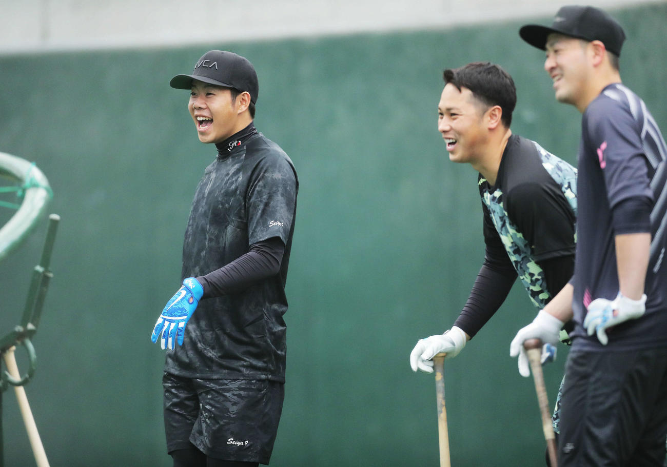 打撃練習で笑顔を見せる巨人松原（左）（撮影・河田真司）