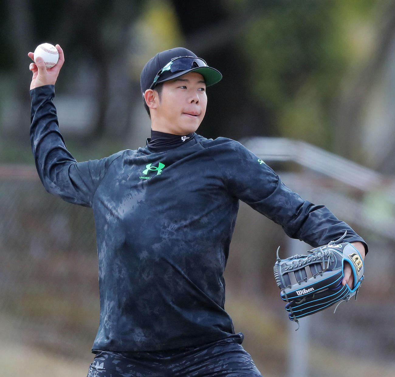 キャッチボールする巨人松原（撮影・河田真司）