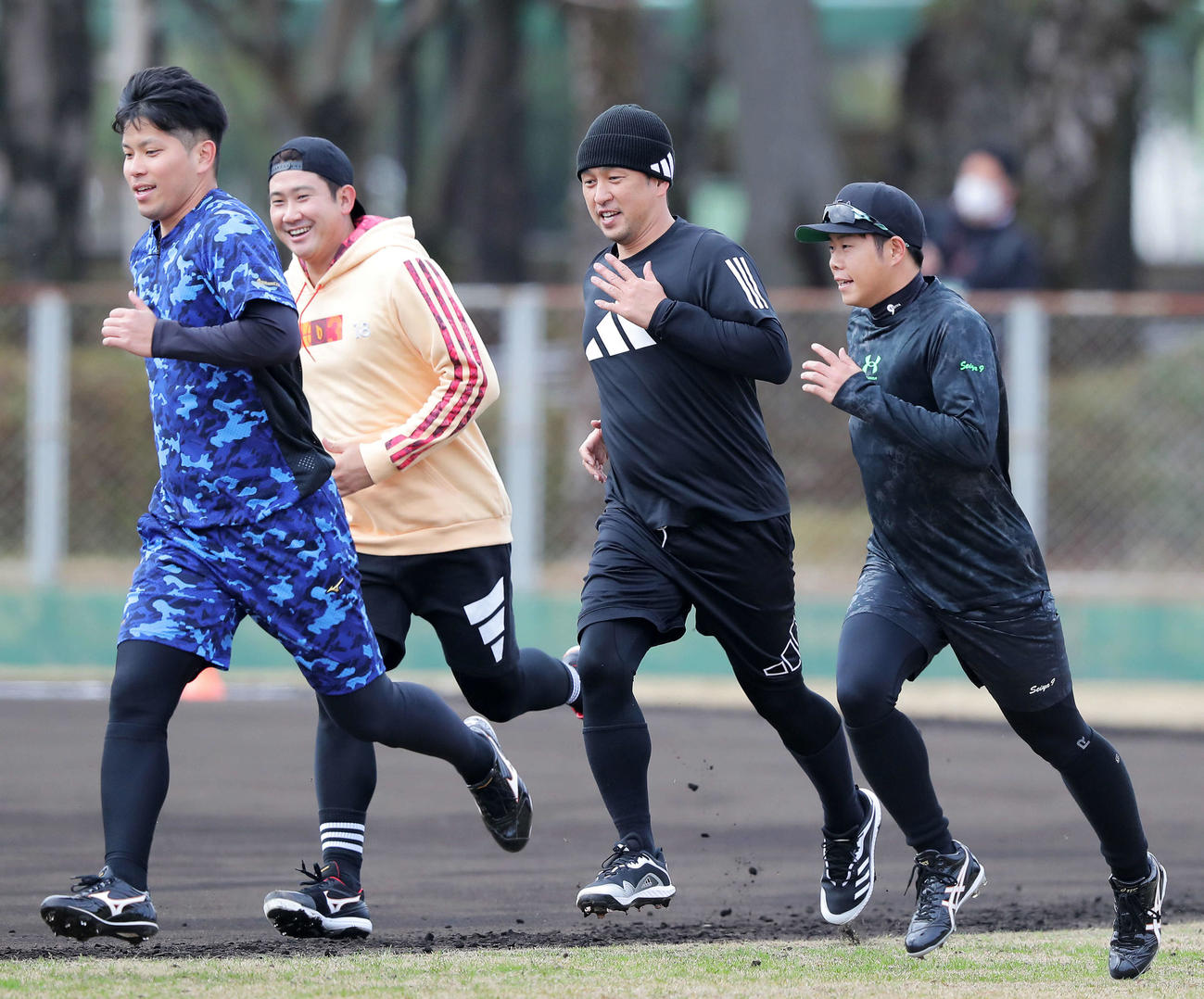 ダッシュする巨人の、左から大城、菅野、中島、松原（撮影・河田真司）