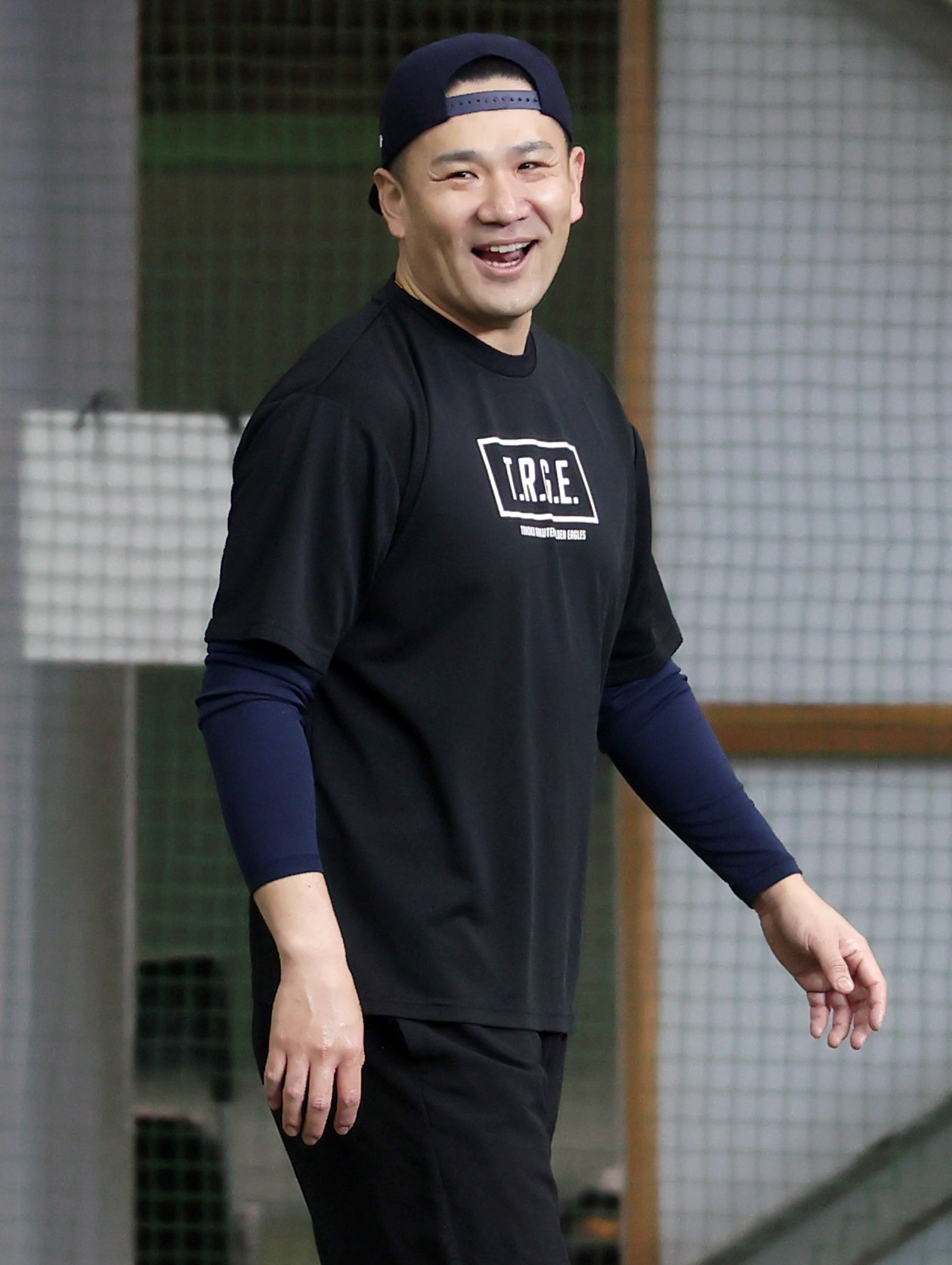 自主トレ中に笑顔を見せる楽天田中将（撮影・野上伸悟）