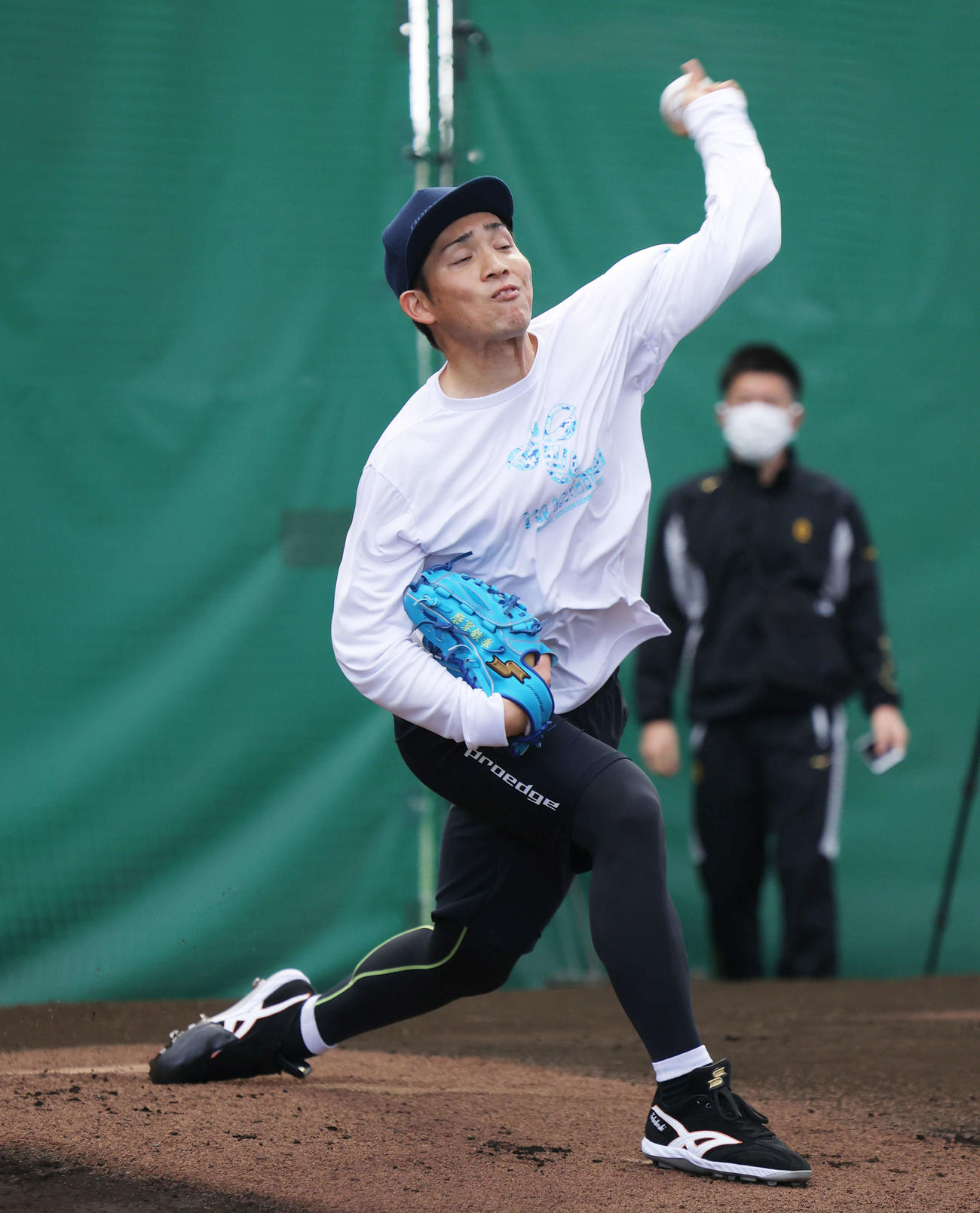 ブルペン投球する巨人高橋（撮影・河田真司）